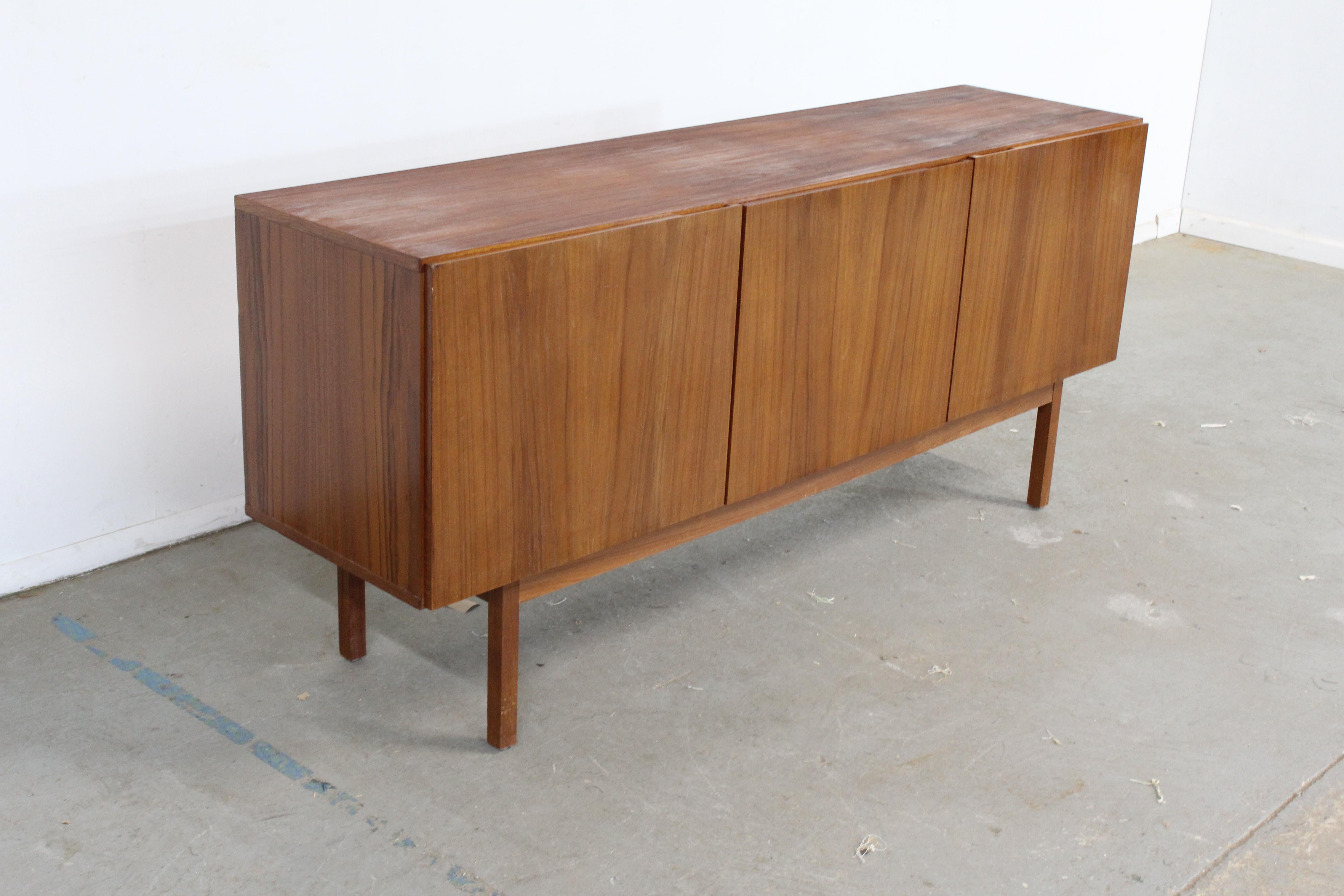 Mid-Century moderno Credenza moderna danese di metà secolo in teak a 3 ante con gambe a matita in vendita