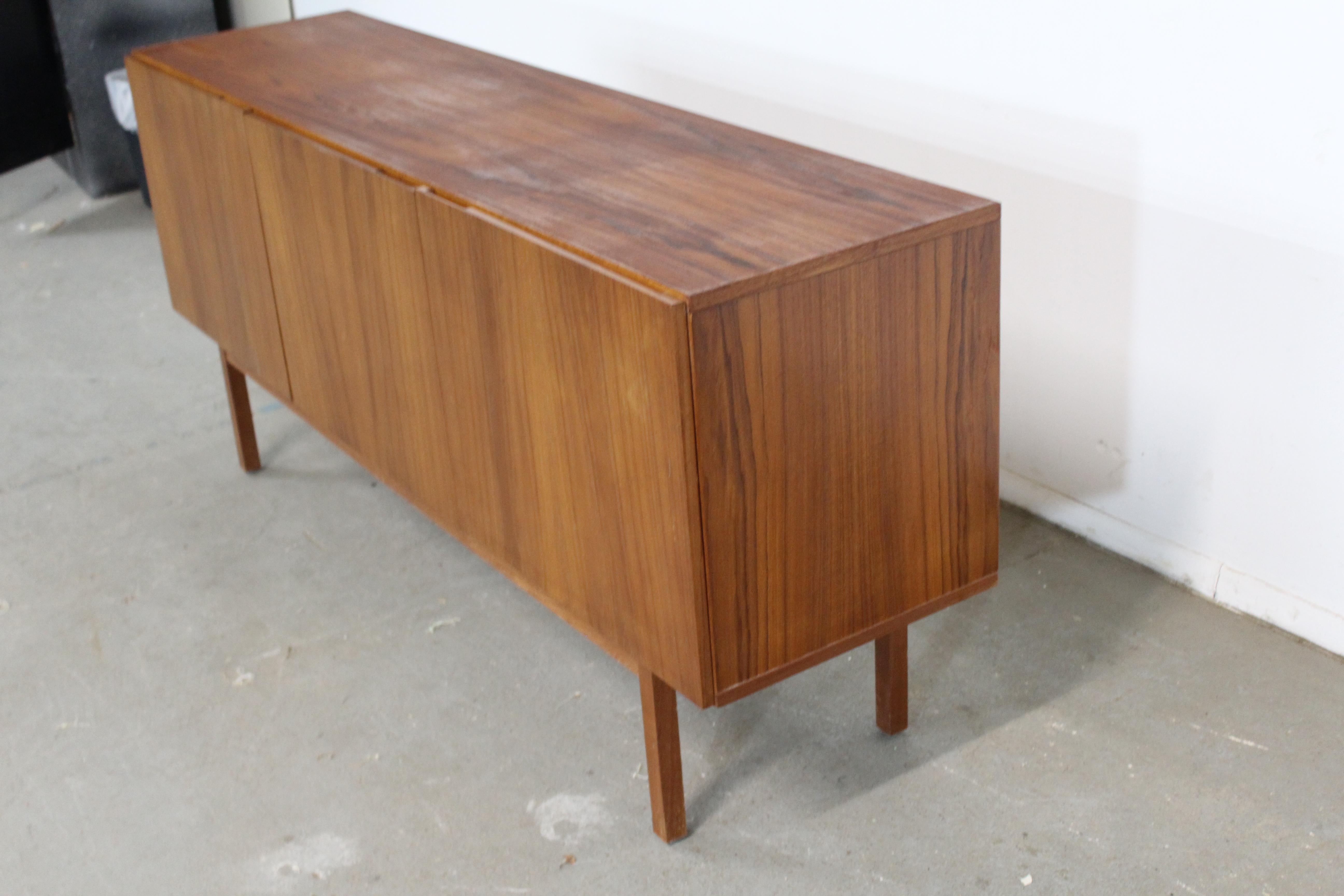 Sconosciuto Credenza moderna danese di metà secolo in teak a 3 ante con gambe a matita in vendita