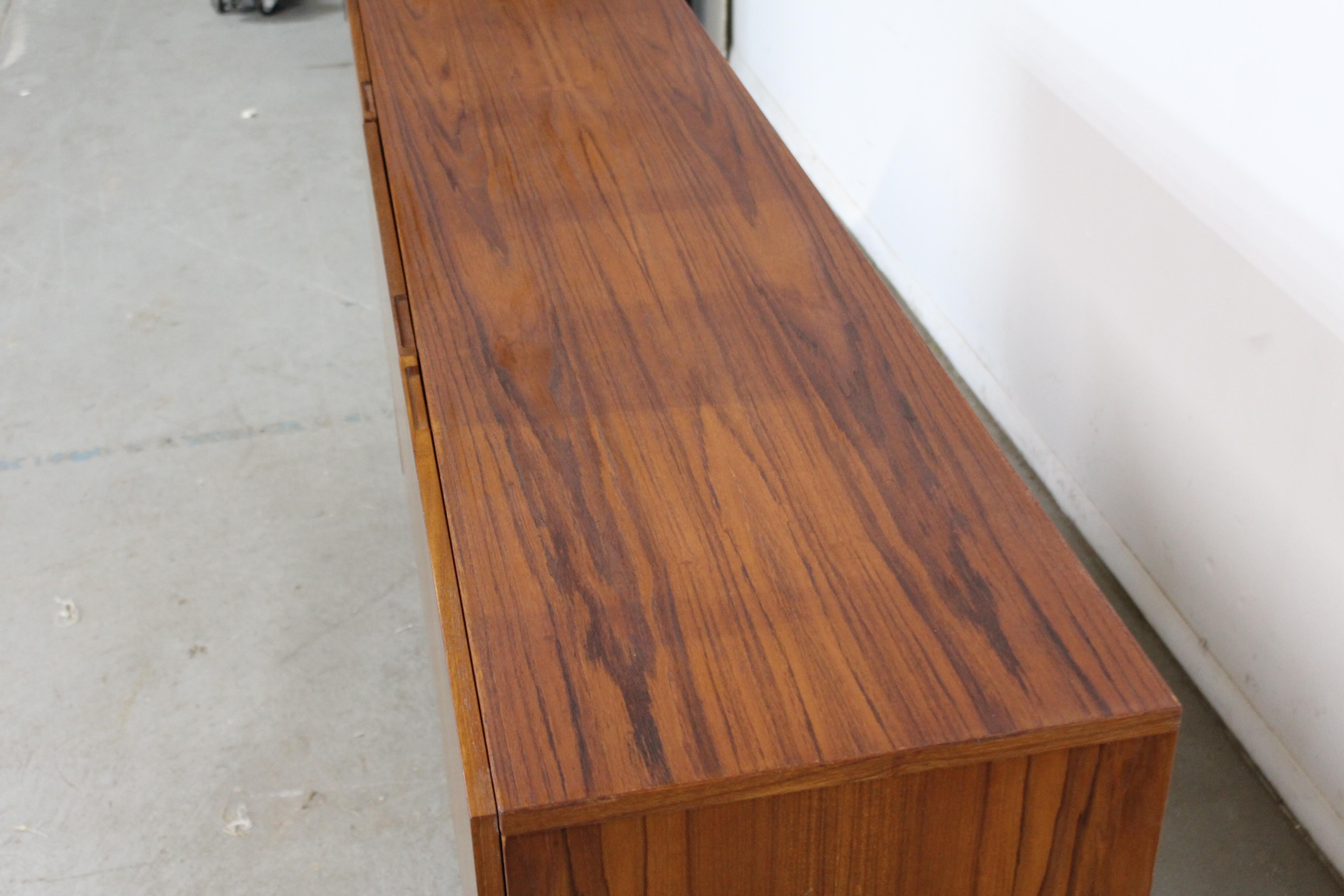 Credenza moderna danese di metà secolo in teak a 3 ante con gambe a matita In condizioni buone in vendita a Wilmington, DE