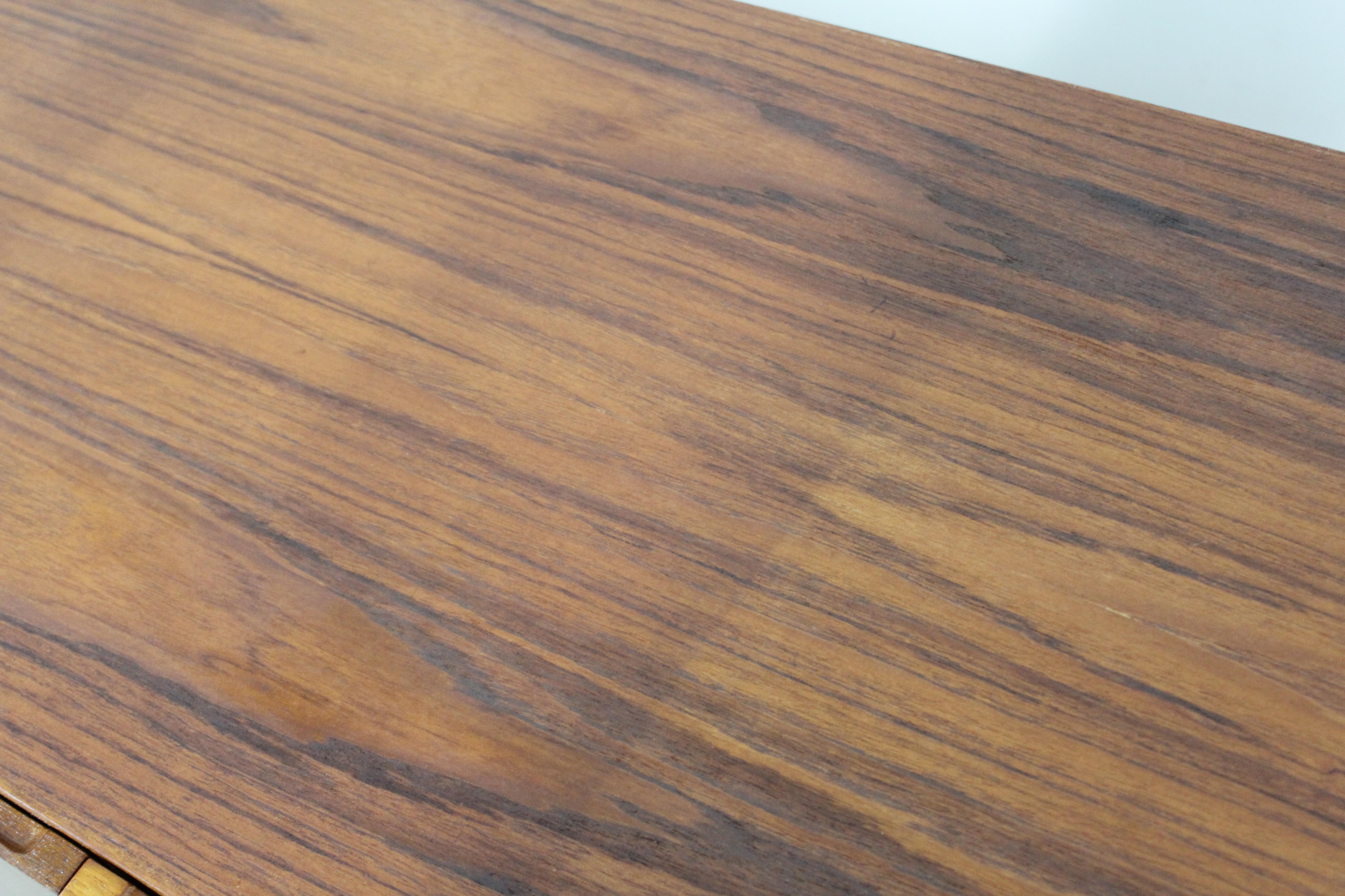 XX secolo Credenza moderna danese di metà secolo in teak a 3 ante con gambe a matita in vendita