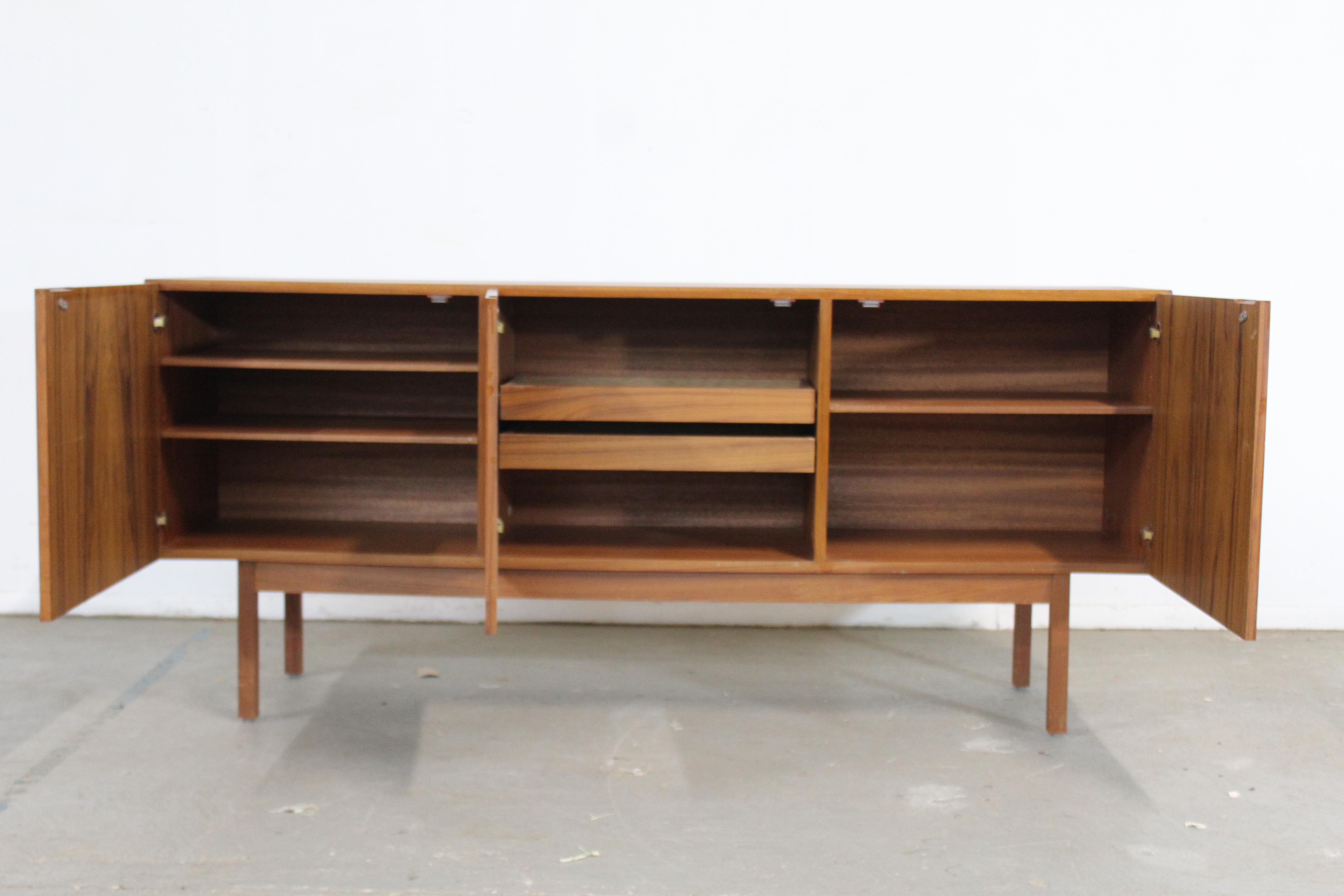 Teak Credenza moderna danese di metà secolo in teak a 3 ante con gambe a matita in vendita