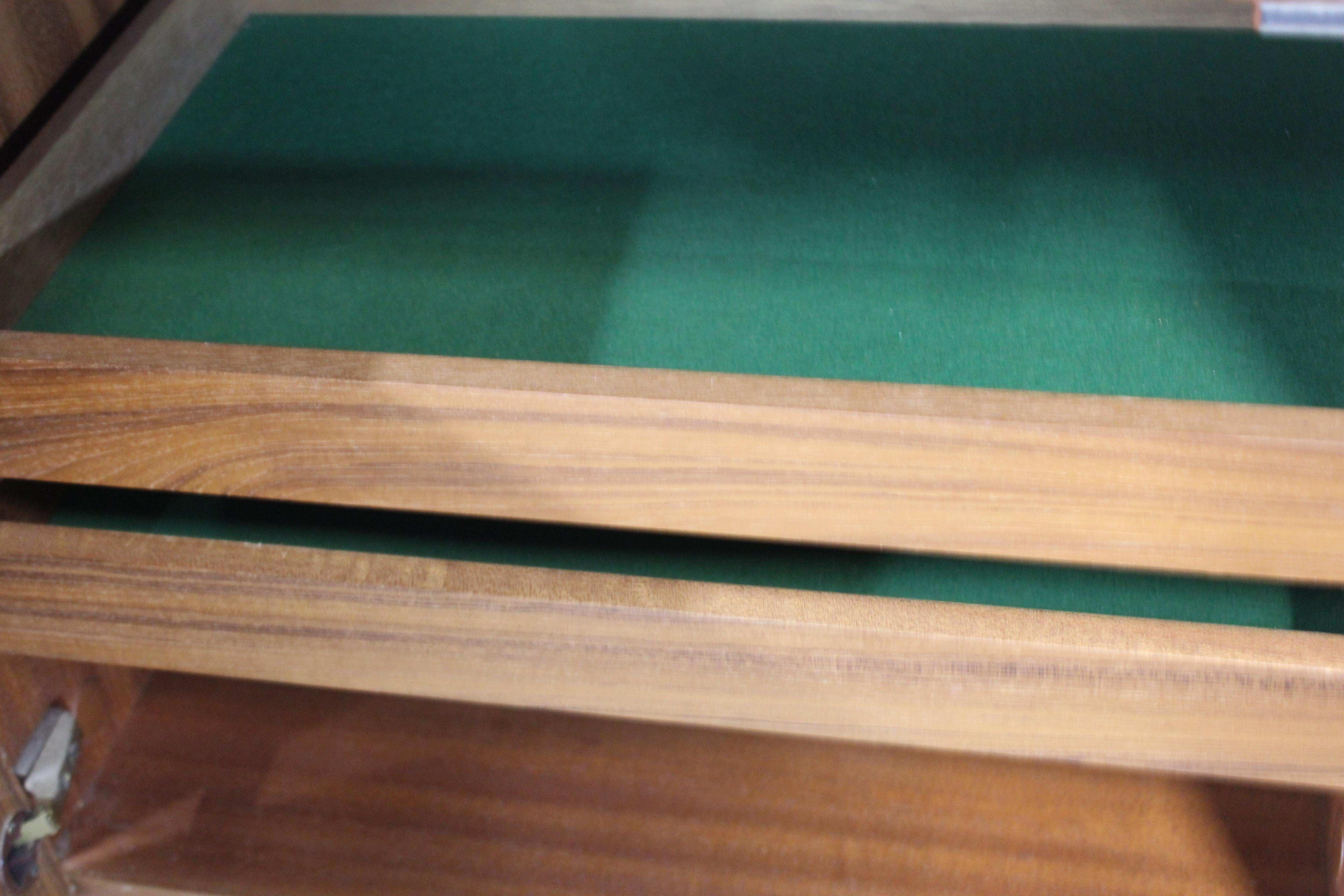 Credenza moderna danese di metà secolo in teak a 3 ante con gambe a matita in vendita 1
