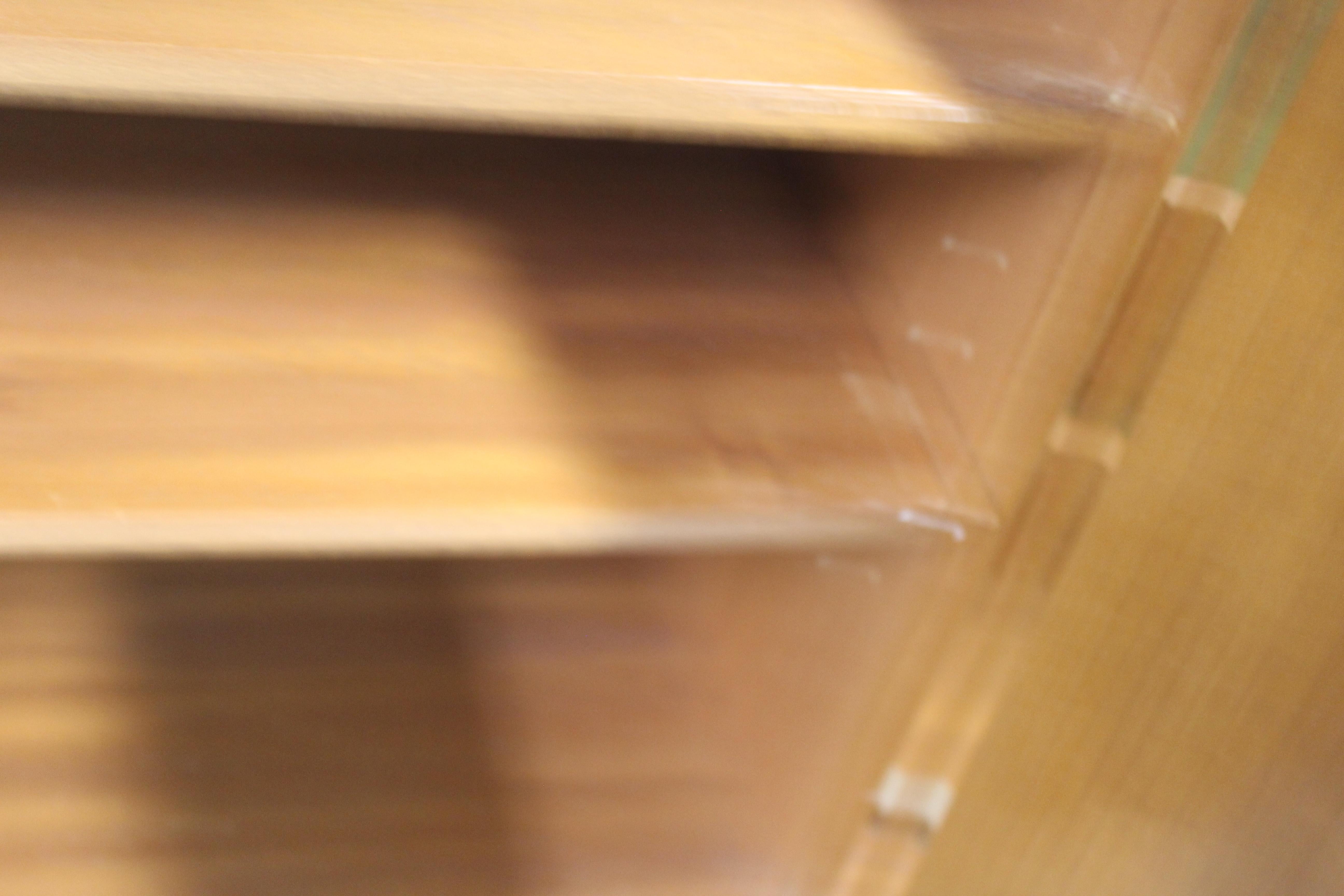 Credenza moderna danese di metà secolo in teak a 3 ante con gambe a matita in vendita 2