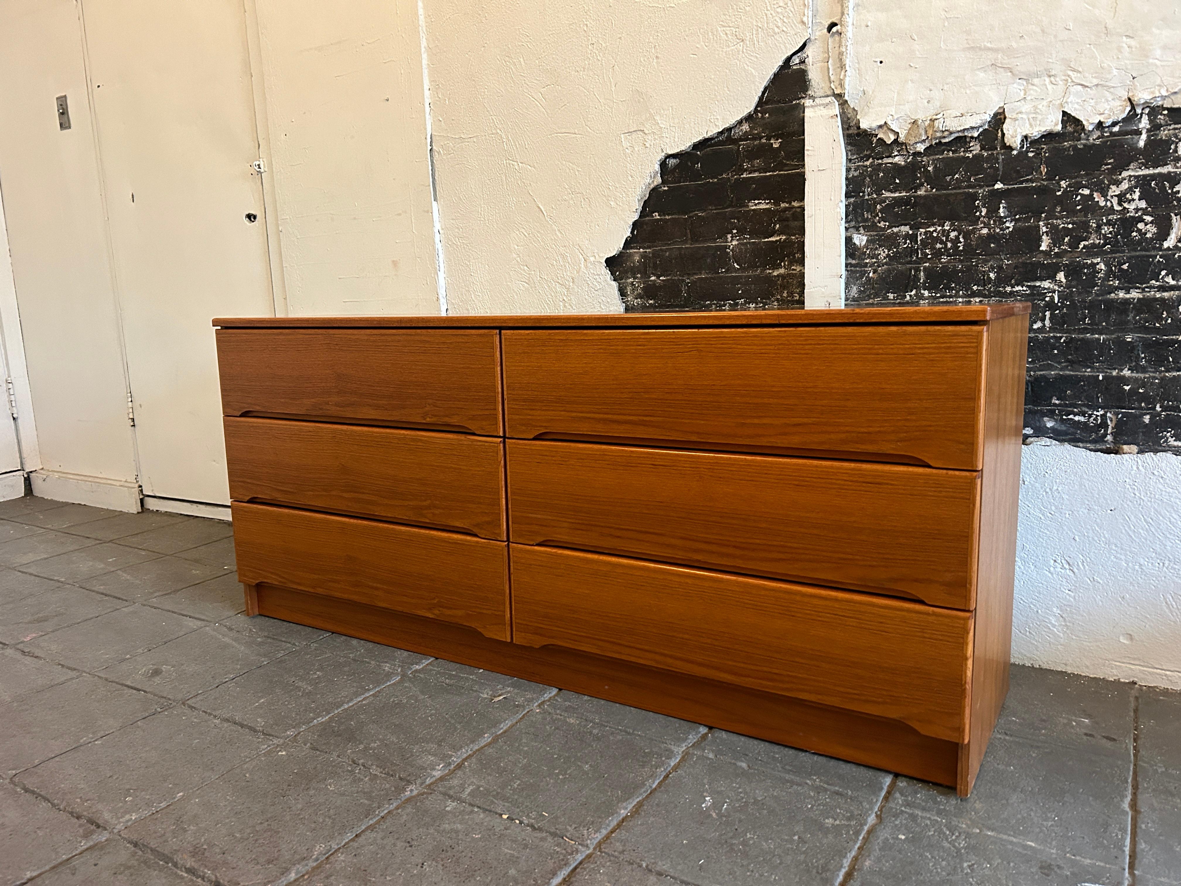Mid century Danish modern Teak 6 drawer dresser  For Sale 4