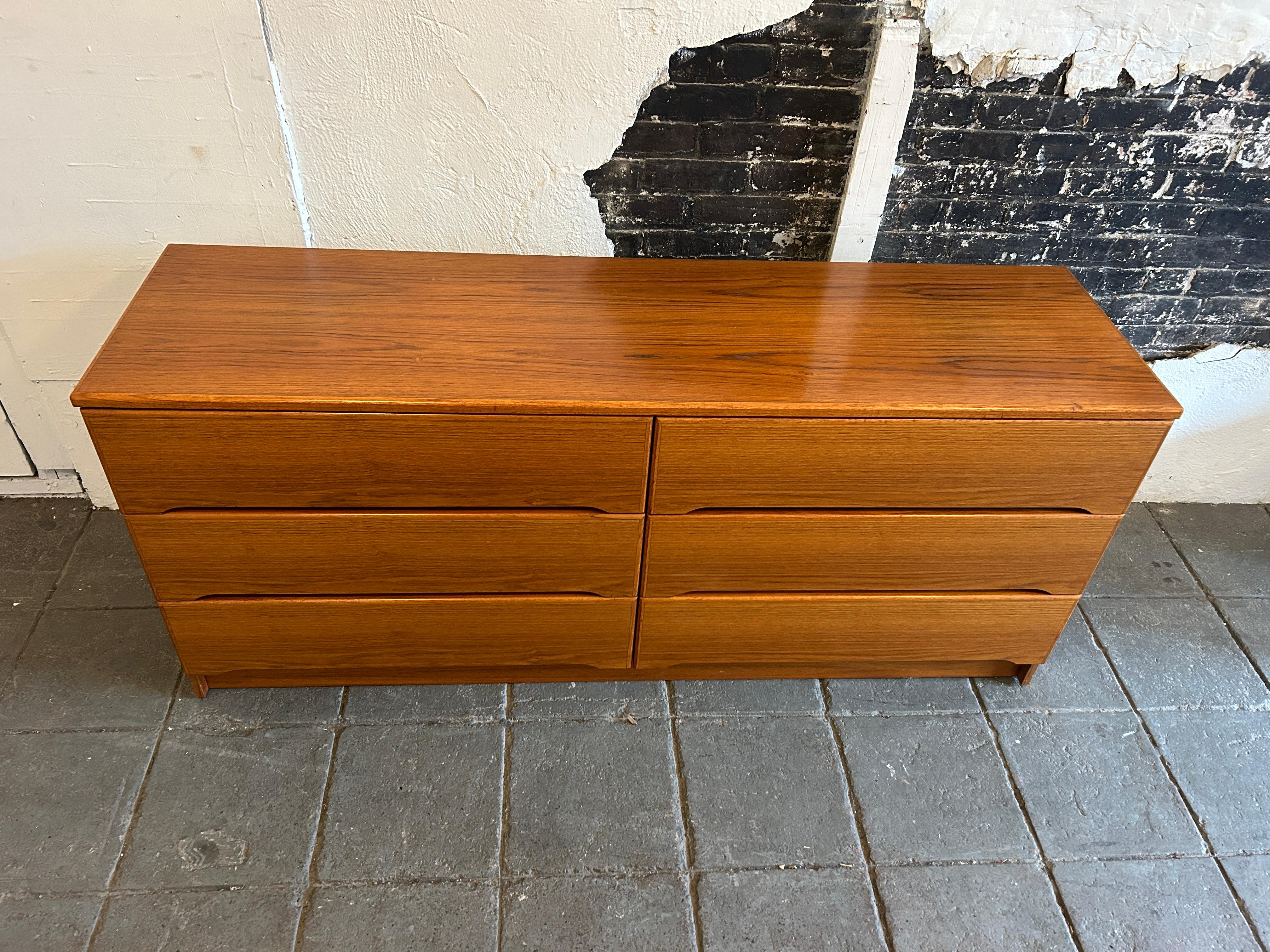 Scandinavian Modern Mid century Danish modern Teak 6 drawer dresser  For Sale