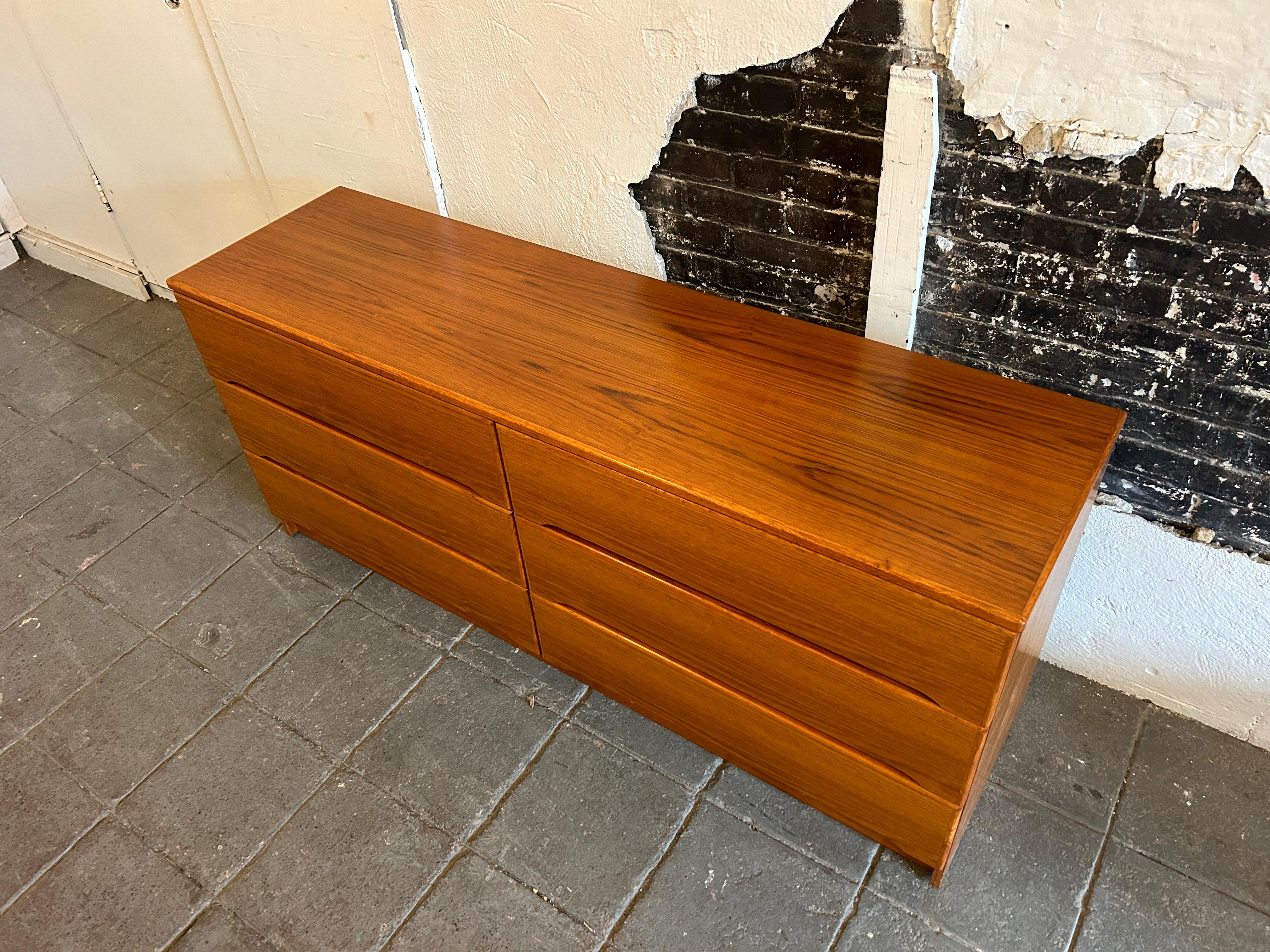 Mid century Danish modern Teak 6 drawer dresser  In Good Condition For Sale In BROOKLYN, NY