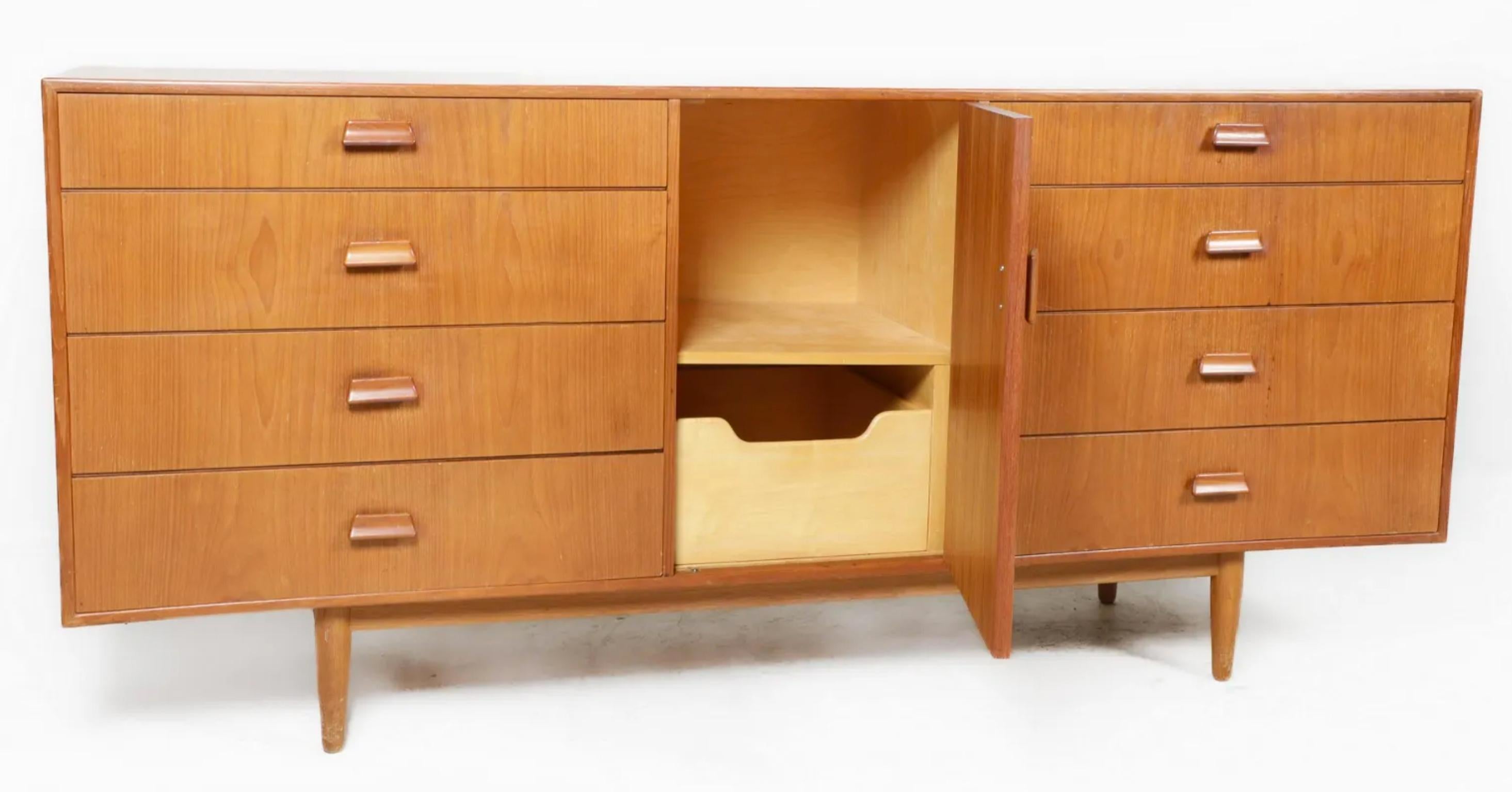 Mid century Danish Modern Teak credenza dresser by Torben Strandgaard Danish Modern teak sideboard center door with pull out drawer and shelf flanked by 8 drawers. Beautiful teak carved handles. Made in Denmark. Located in Brooklyn NYC

Measures