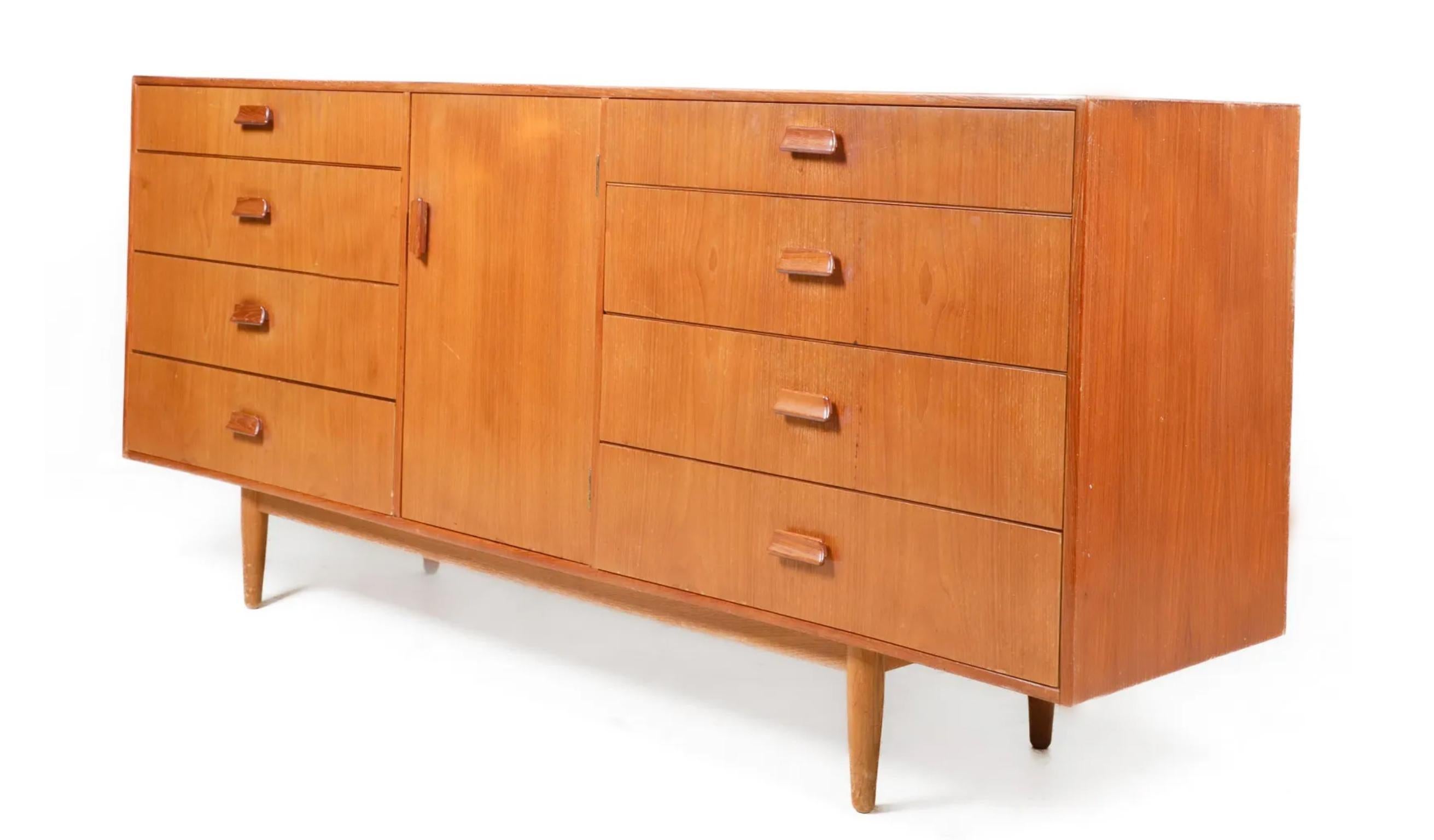 Mid-Century moderno Comò a 8 cassetti in teak di Torben Strandgaard, metà del secolo scorso. in vendita
