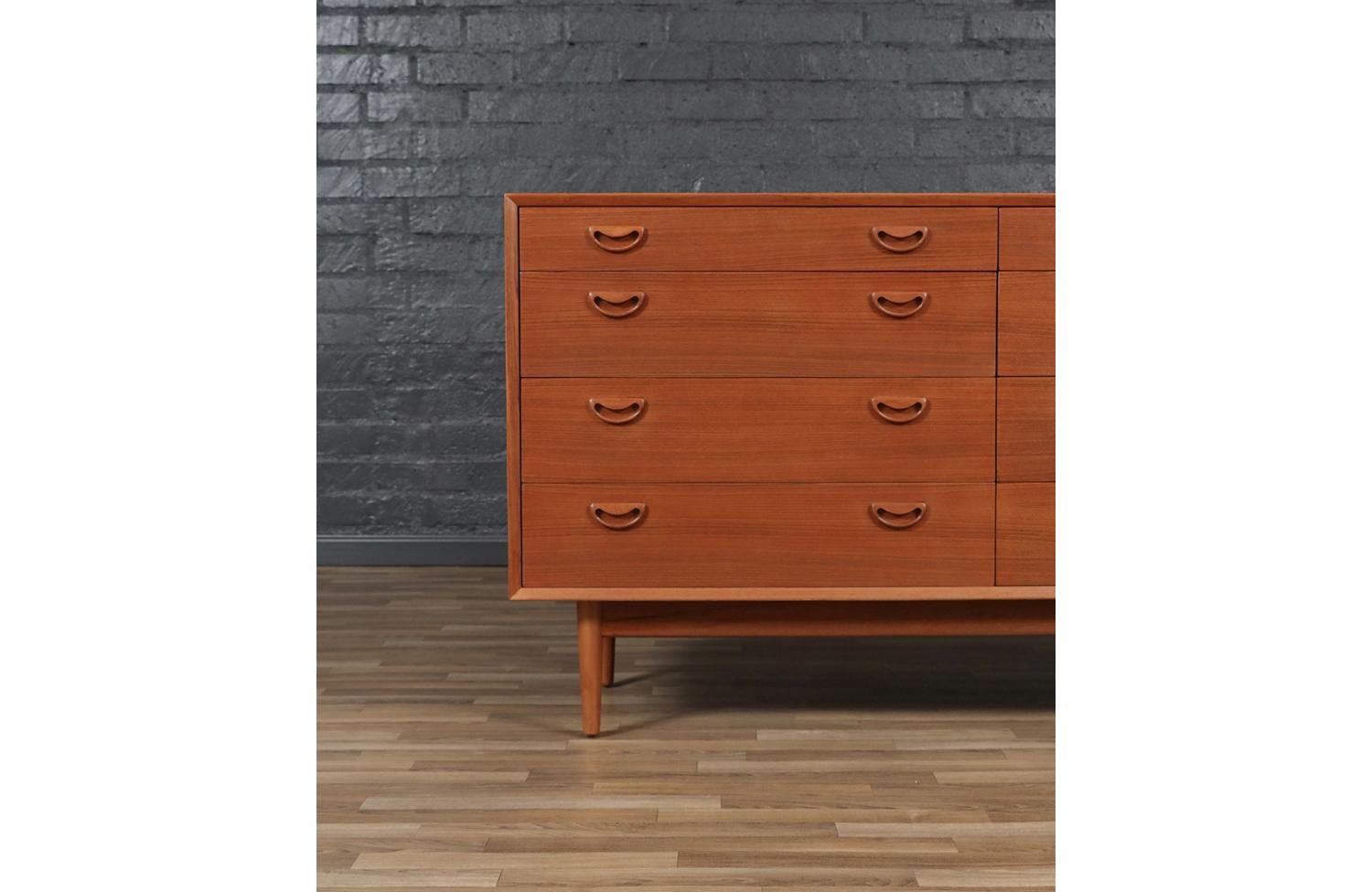 Comò a 8 cassetti in teak moderno danese di metà secolo in vendita 3