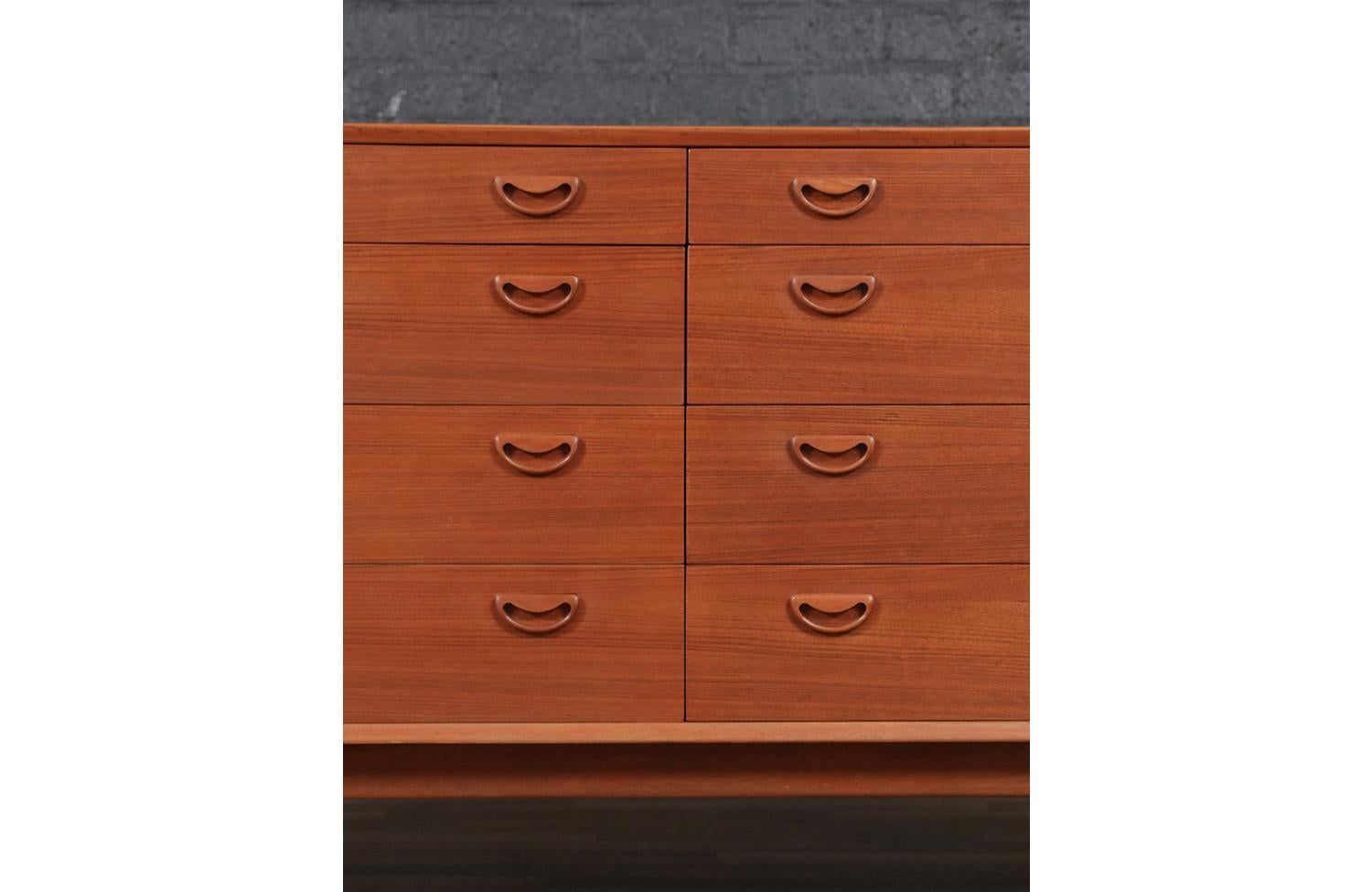 Comò a 8 cassetti in teak moderno danese di metà secolo in vendita 4
