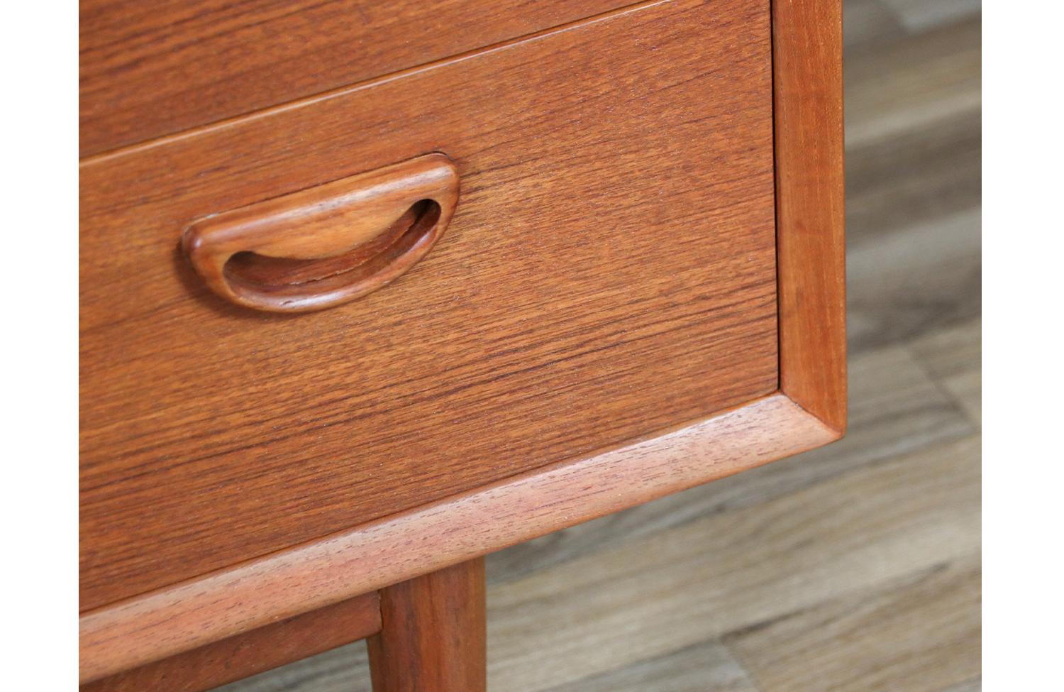 Comò a 8 cassetti in teak moderno danese di metà secolo in vendita 5