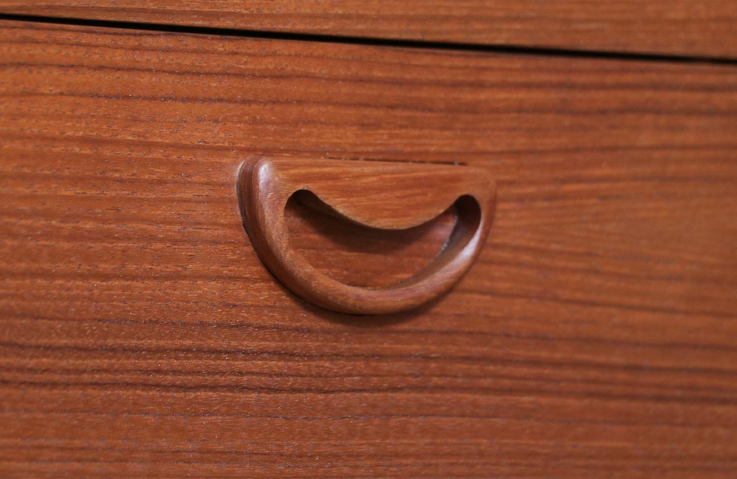 Comò a 8 cassetti in teak moderno danese di metà secolo in vendita 6