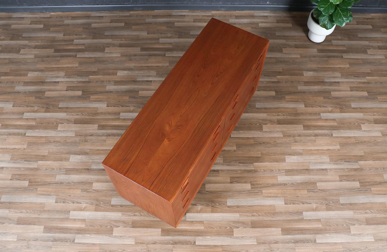 Comò a 8 cassetti in teak moderno danese di metà secolo in vendita 7