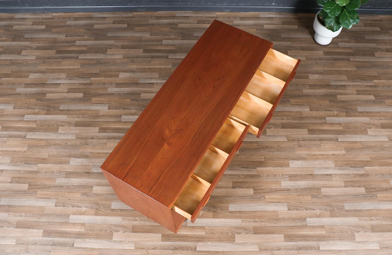 Comò a 8 cassetti in teak moderno danese di metà secolo in vendita 8