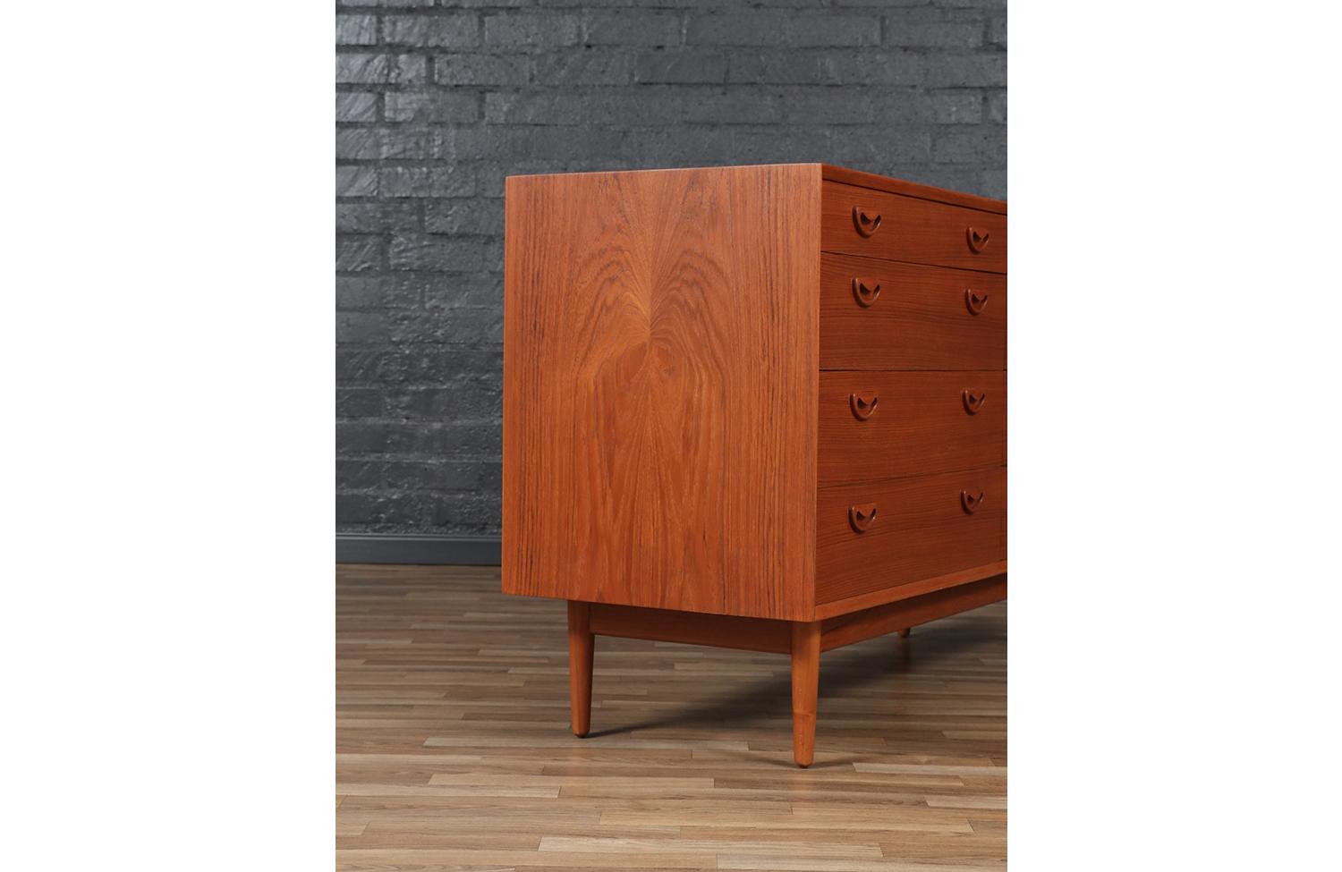 Comò a 8 cassetti in teak moderno danese di metà secolo in vendita 9