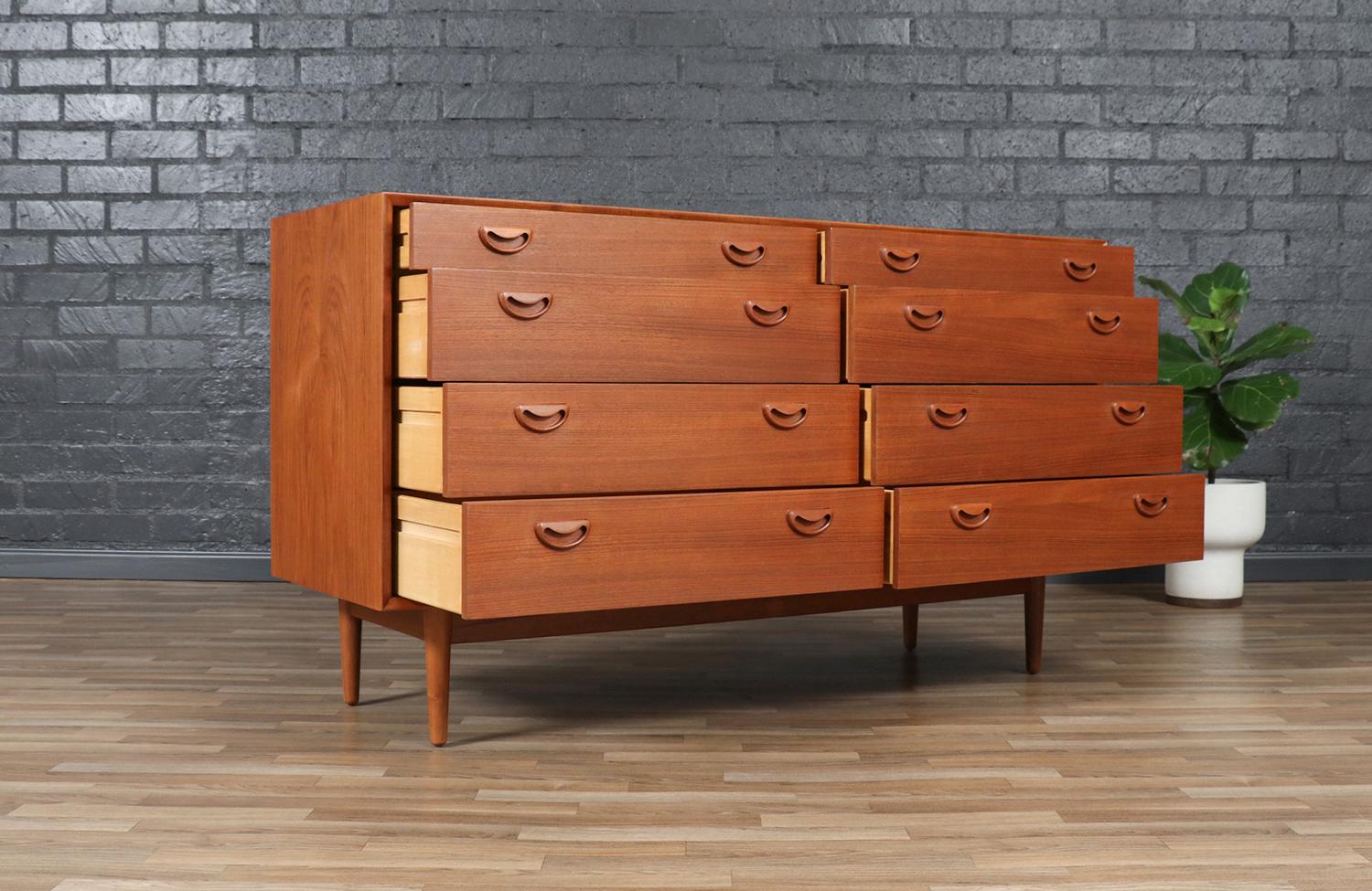 Mid-Century moderno Comò a 8 cassetti in teak moderno danese di metà secolo in vendita