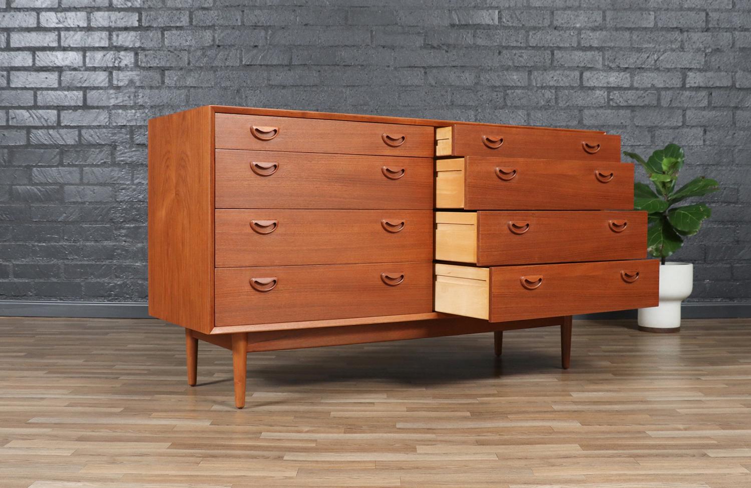 Danese Comò a 8 cassetti in teak moderno danese di metà secolo in vendita