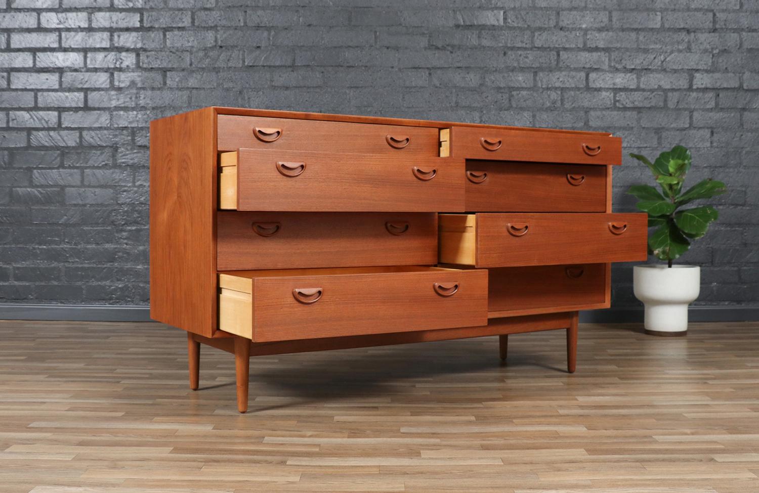 Comò a 8 cassetti in teak moderno danese di metà secolo In condizioni ottime in vendita a Los Angeles, CA