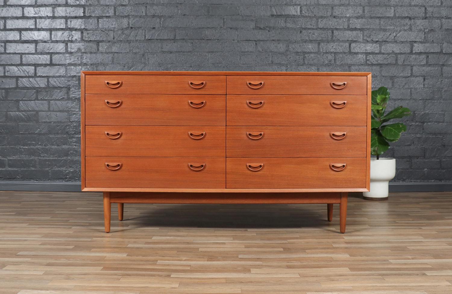 Metà XX secolo Comò a 8 cassetti in teak moderno danese di metà secolo in vendita