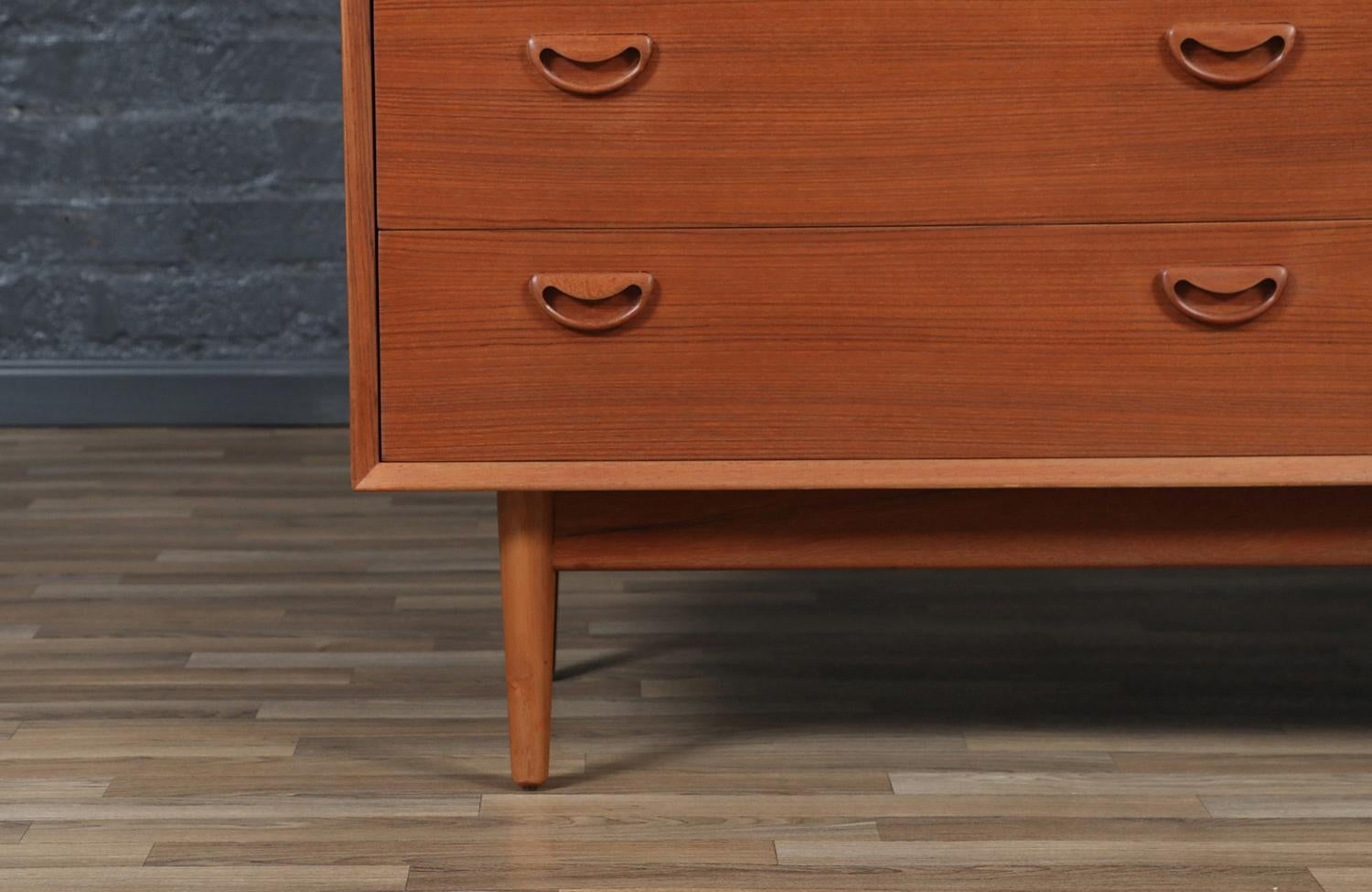 Comò a 8 cassetti in teak moderno danese di metà secolo in vendita 2
