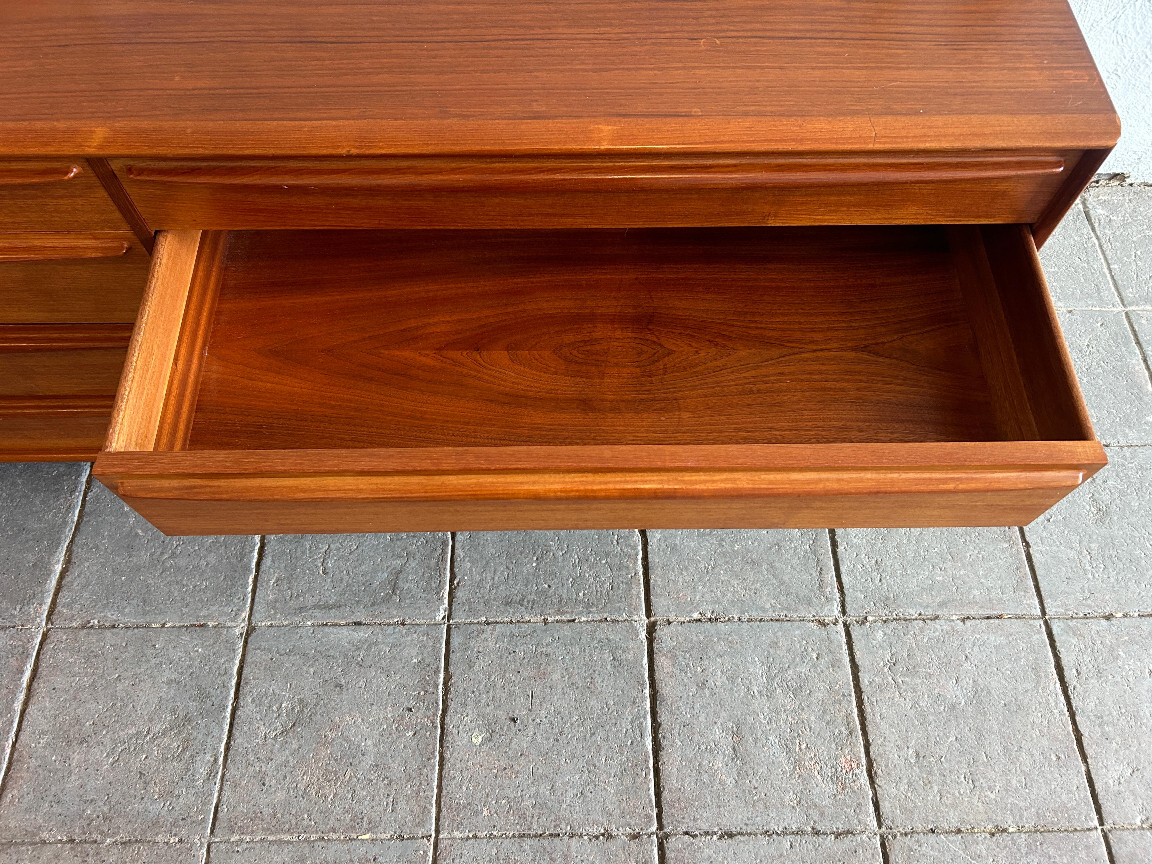 Mid century danish modern teak 8 drawer dresser with sculpted handles  For Sale 2