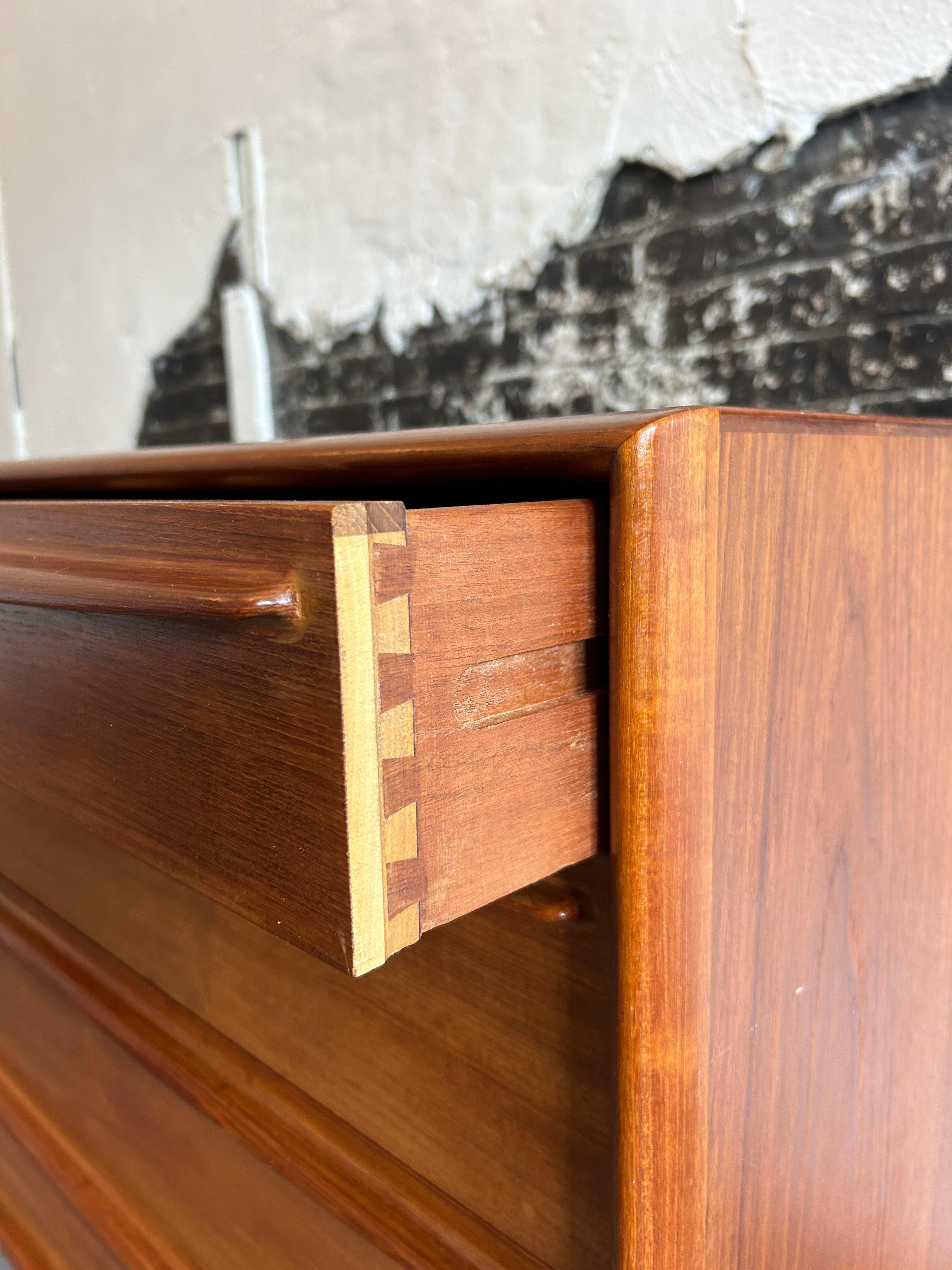 Mid century danish modern teak 8 drawer dresser with sculpted handles  For Sale 5