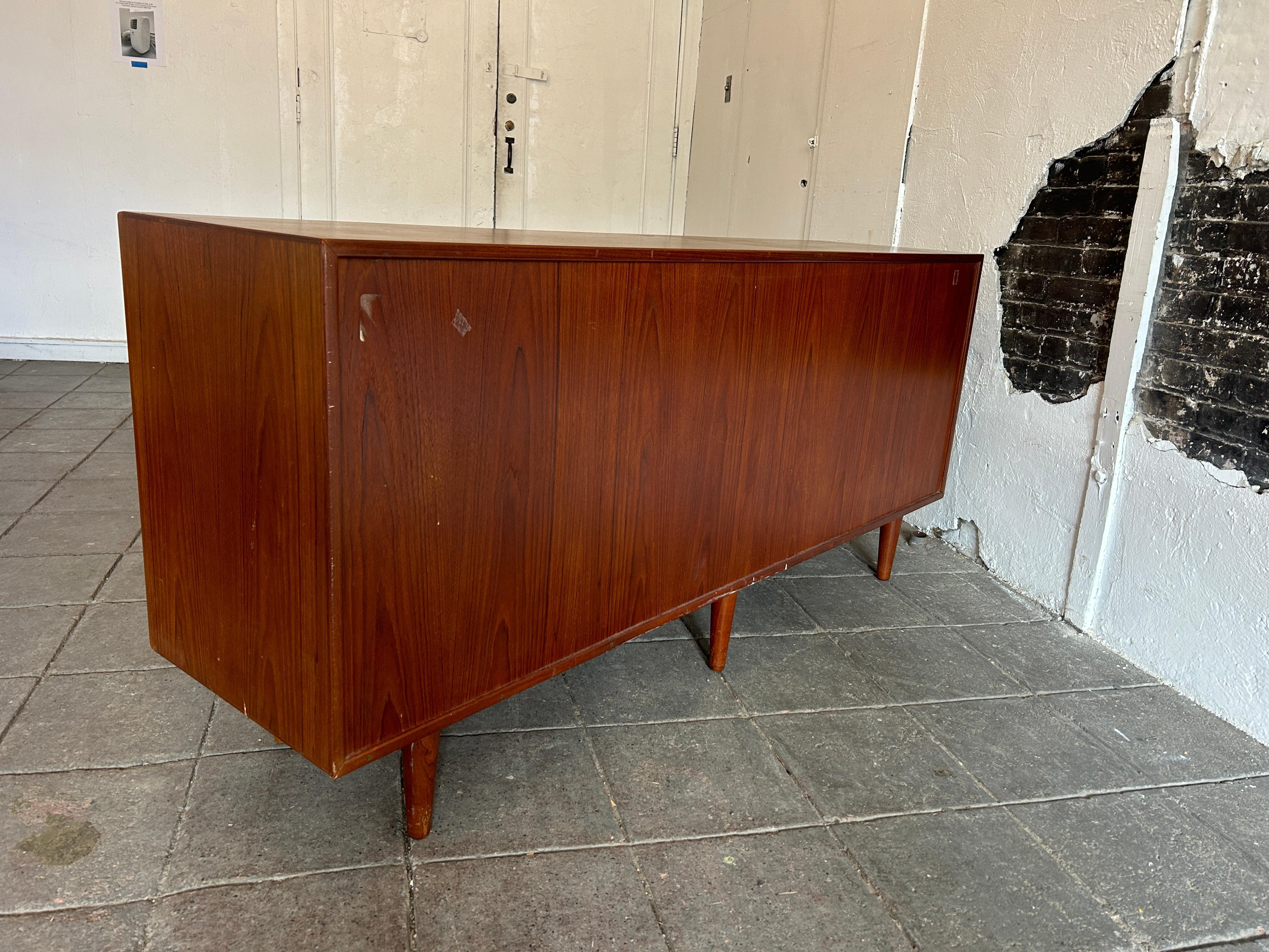 Comò a 8 cassetti in teak moderno danese di metà secolo con maniglie scolpite in vendita 6