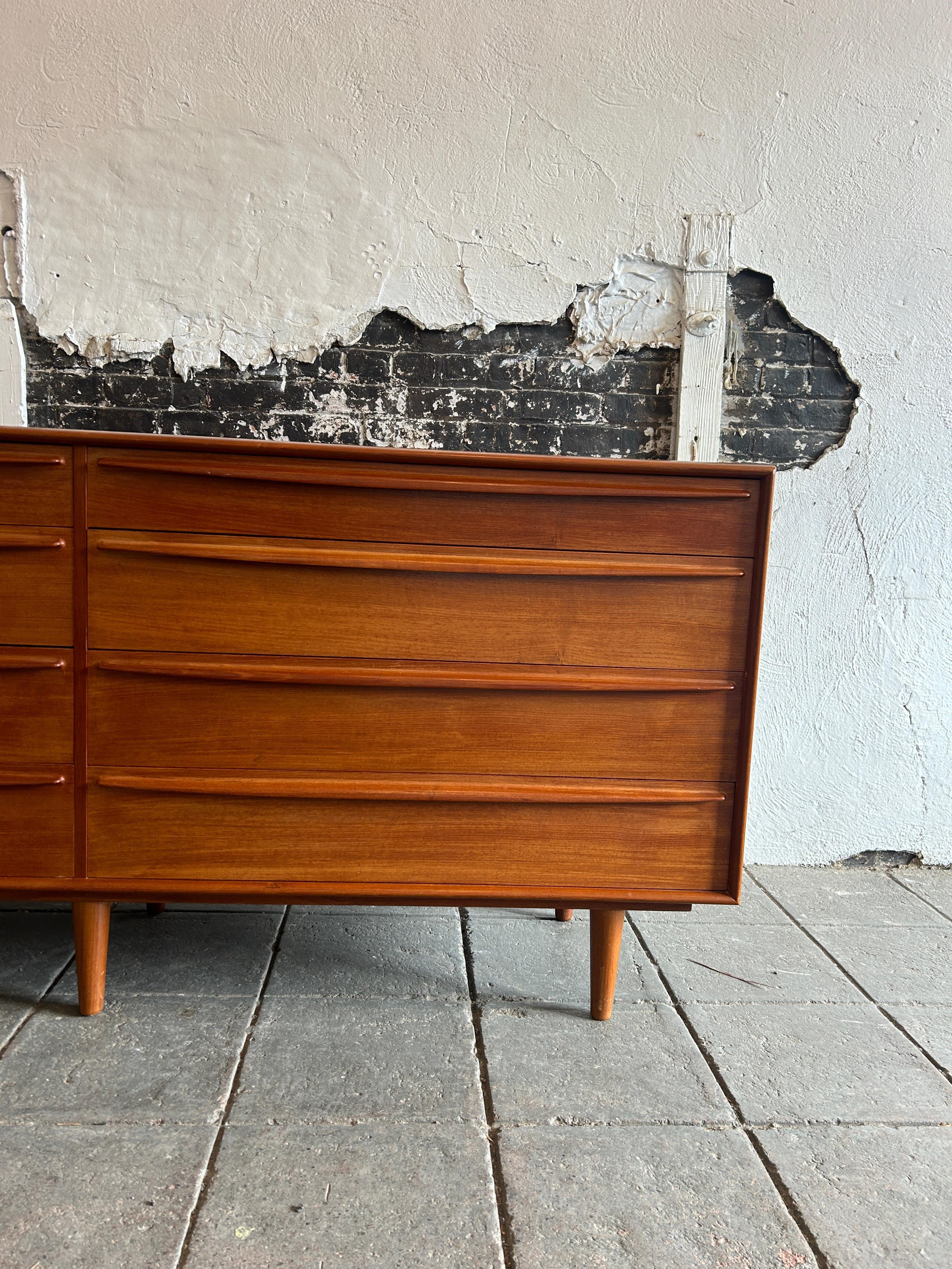 Mid-Century moderno Comò a 8 cassetti in teak moderno danese di metà secolo con maniglie scolpite in vendita