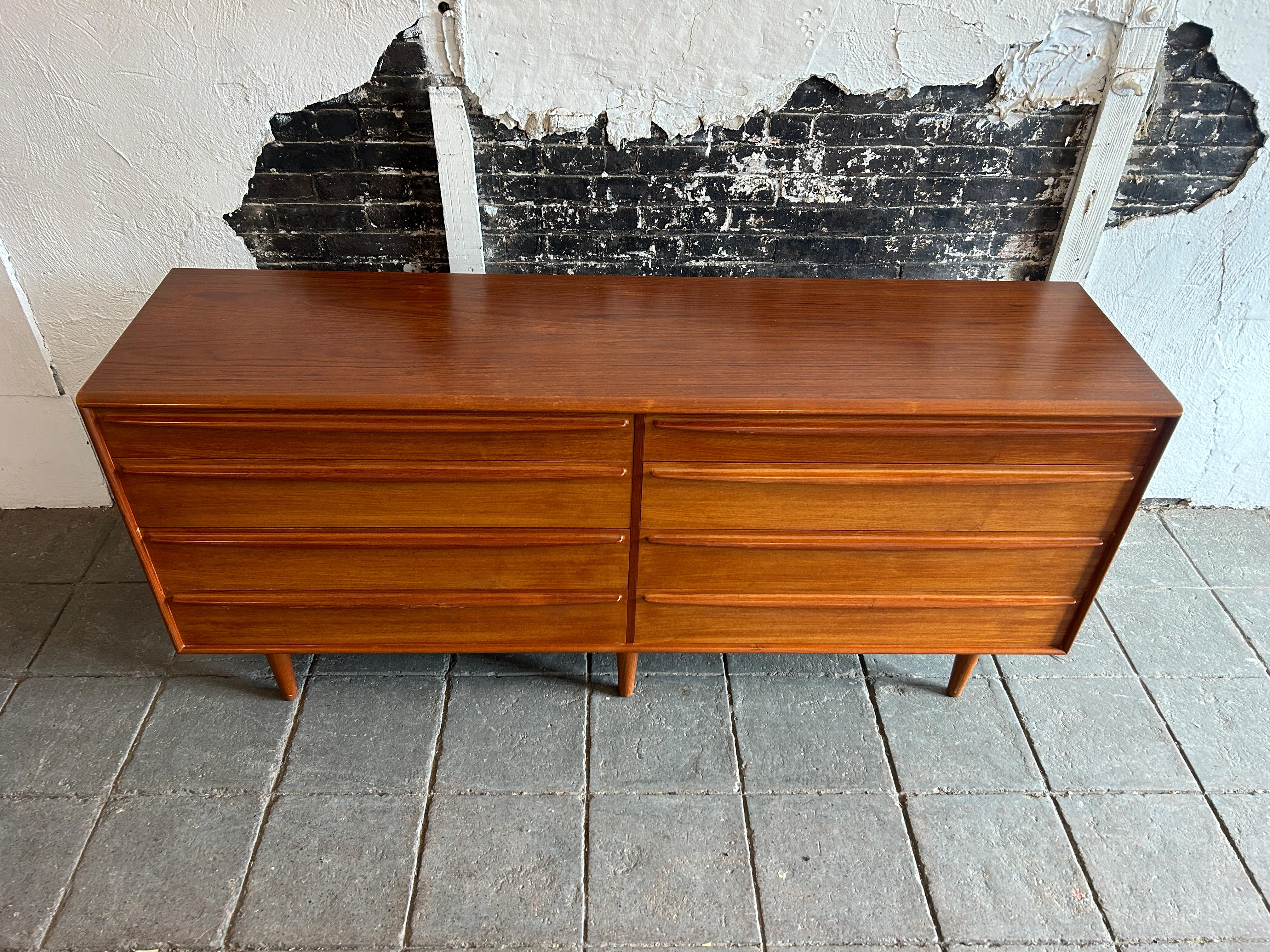 Danish Mid century danish modern teak 8 drawer dresser with sculpted handles  For Sale