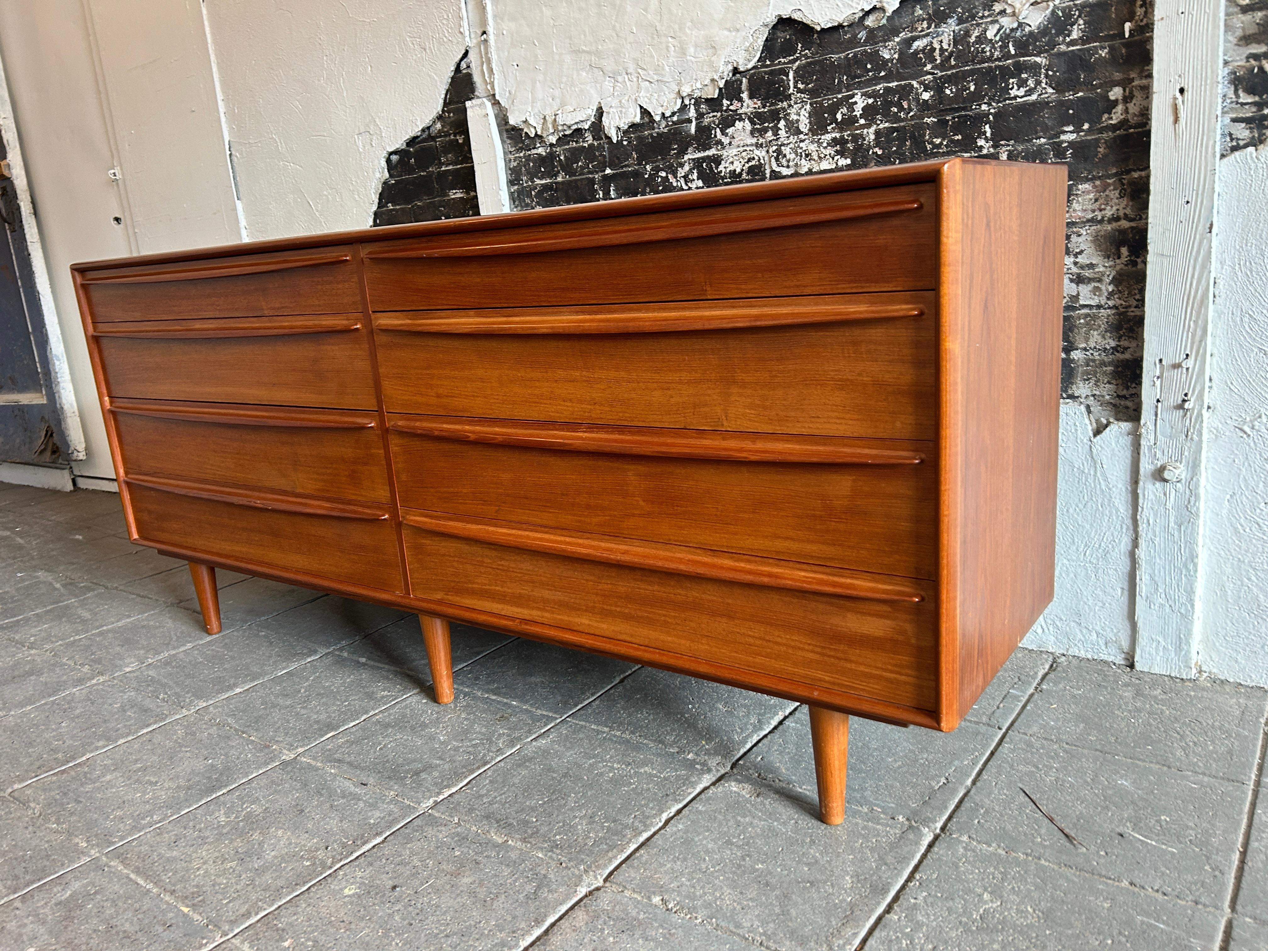 Falegnameria Comò a 8 cassetti in teak moderno danese di metà secolo con maniglie scolpite in vendita