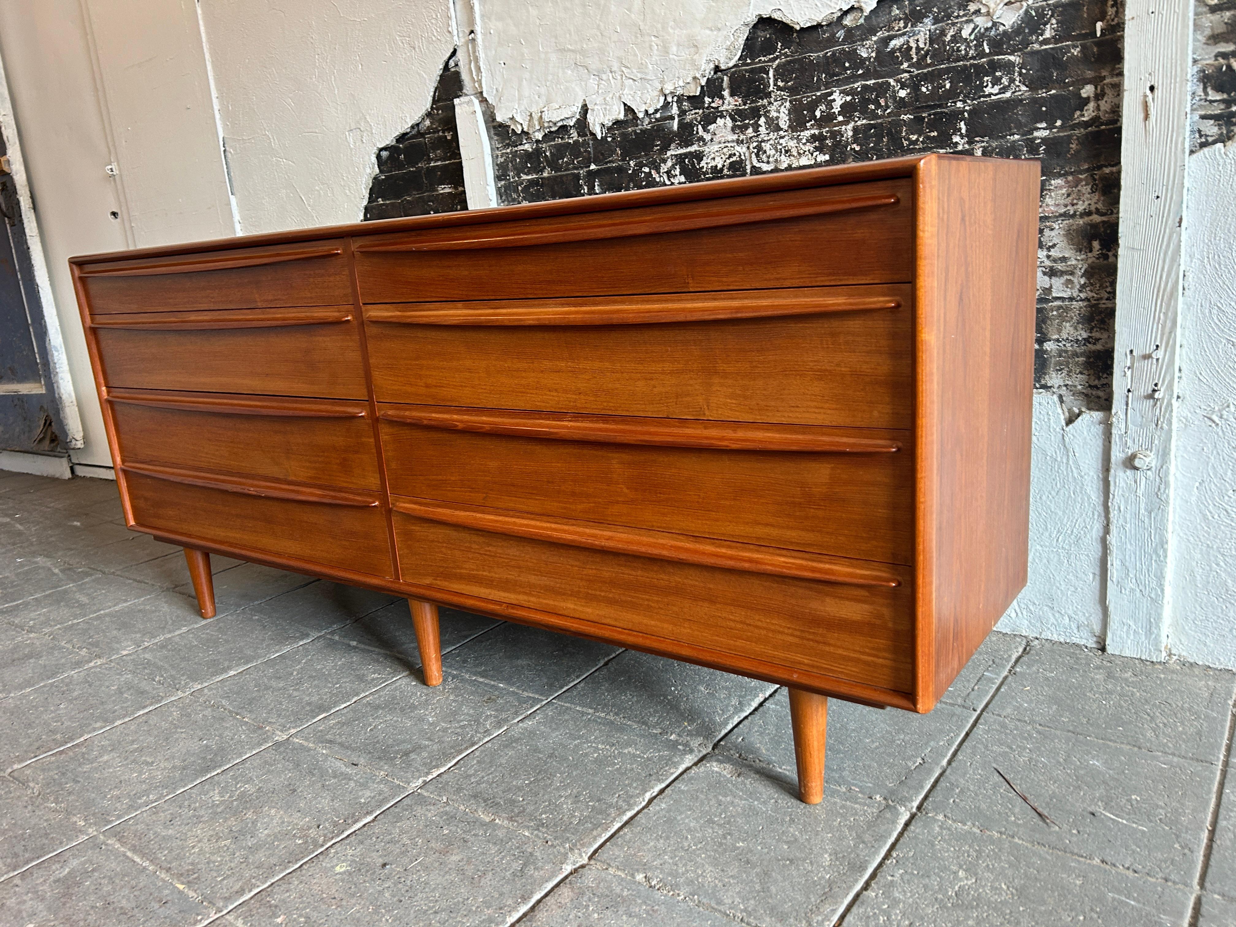 Woodwork Mid century danish modern teak 8 drawer dresser with sculpted handles  For Sale
