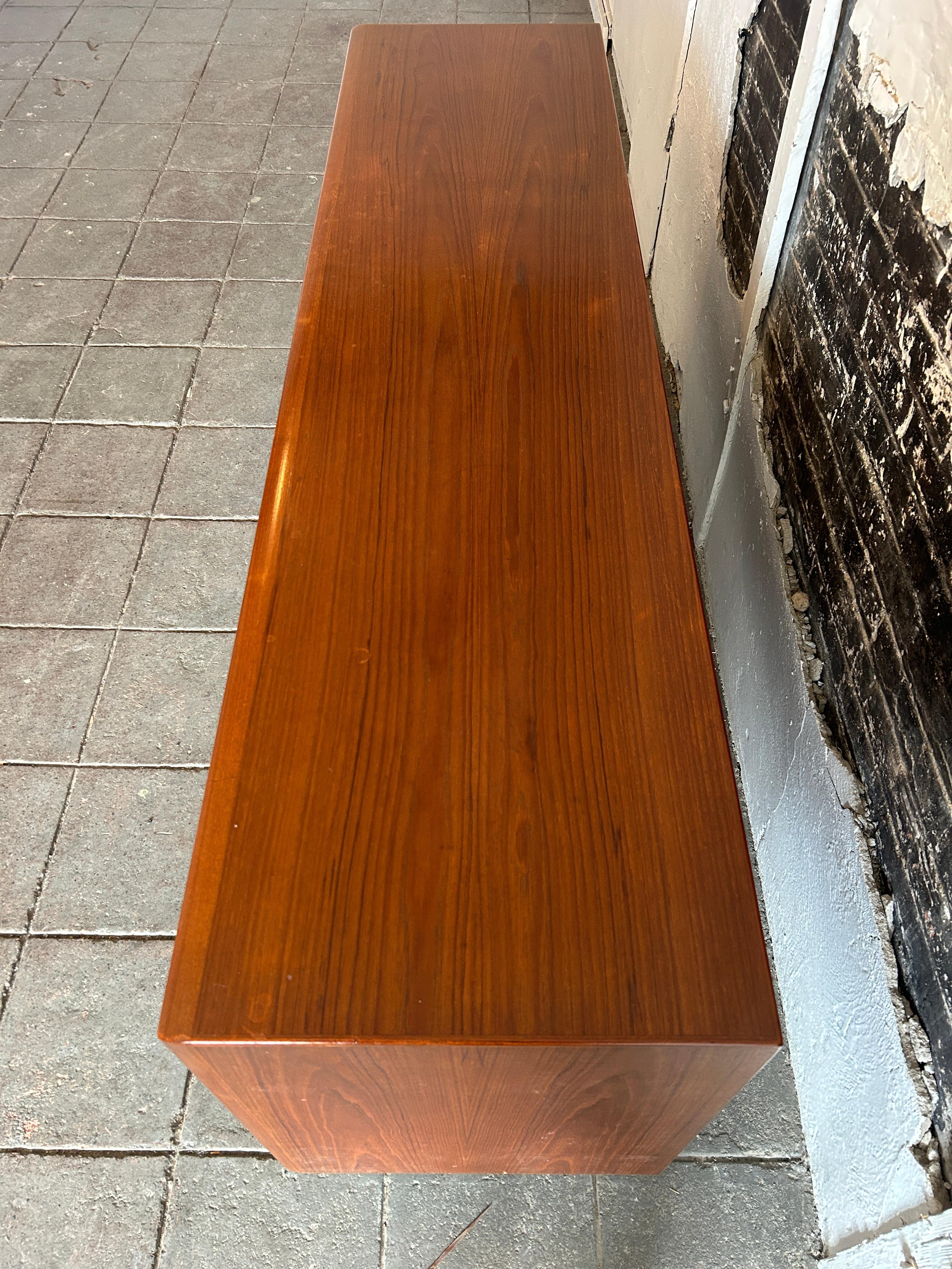 Mid century danish modern teak 8 drawer dresser with sculpted handles  In Good Condition For Sale In BROOKLYN, NY