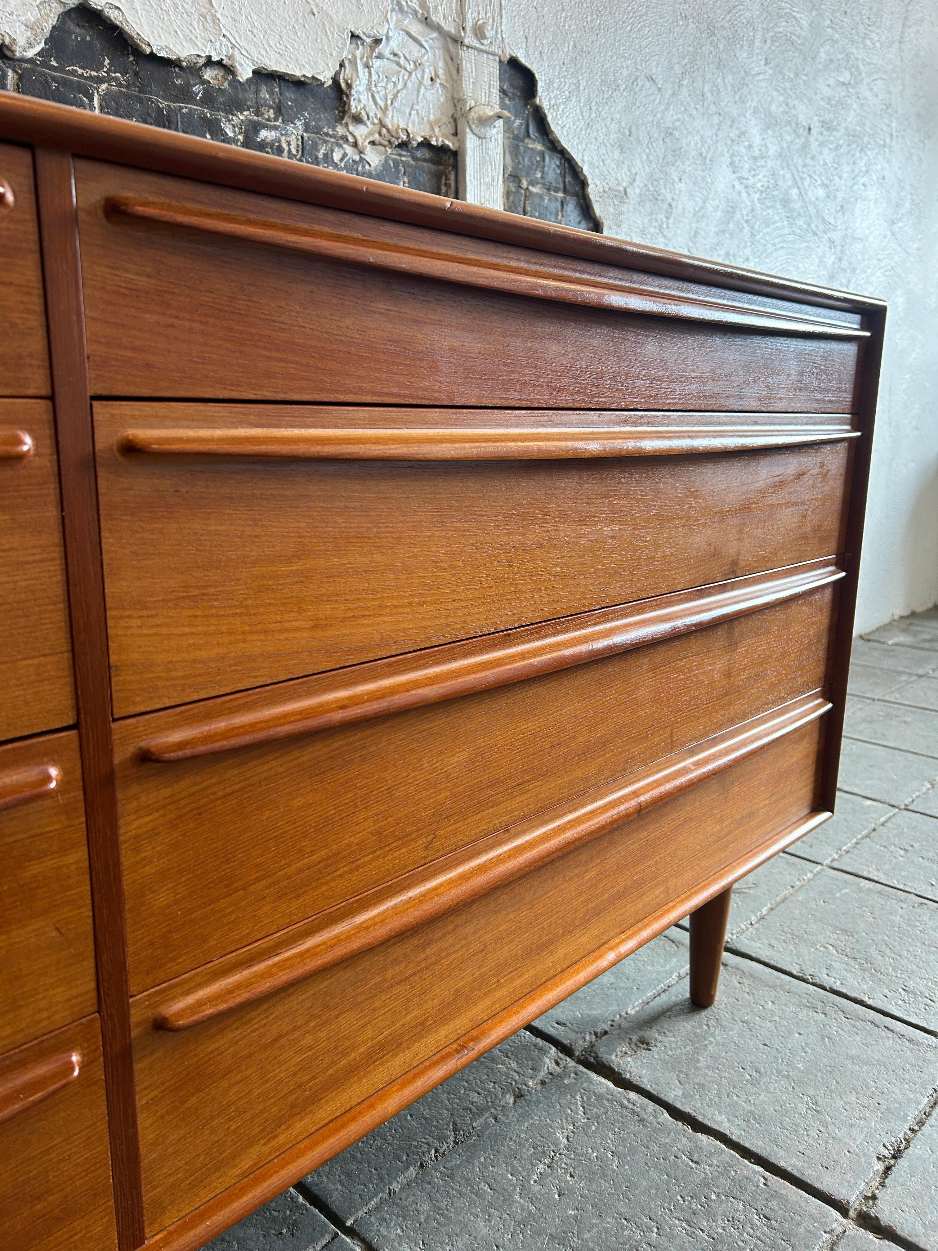 Teak Comò a 8 cassetti in teak moderno danese di metà secolo con maniglie scolpite in vendita