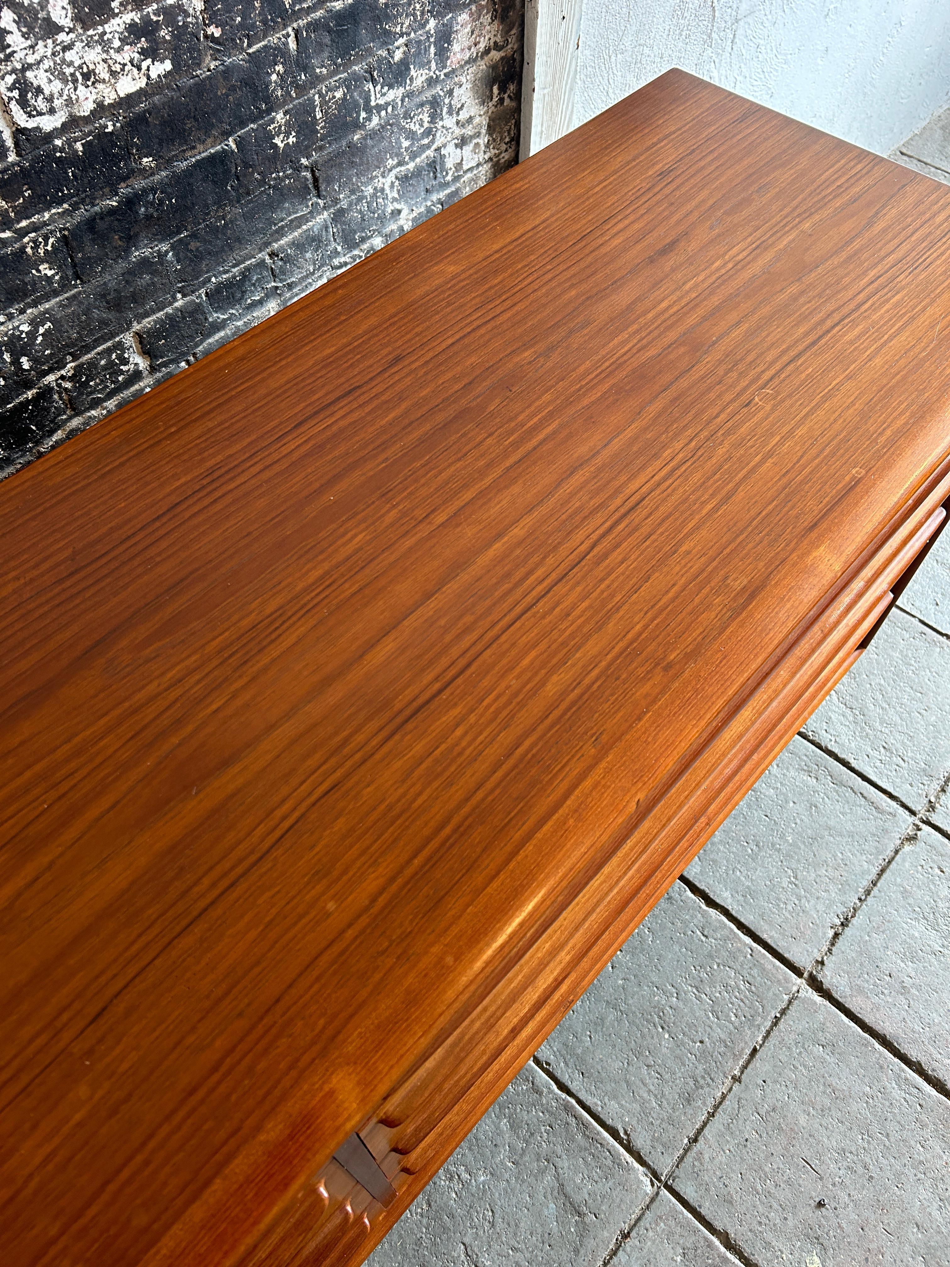 Comò a 8 cassetti in teak moderno danese di metà secolo con maniglie scolpite in vendita 1