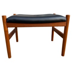 Kleiner dänischer moderner Hocker aus Teakholz und Leder mit Schlitz, Mid-Century Modern