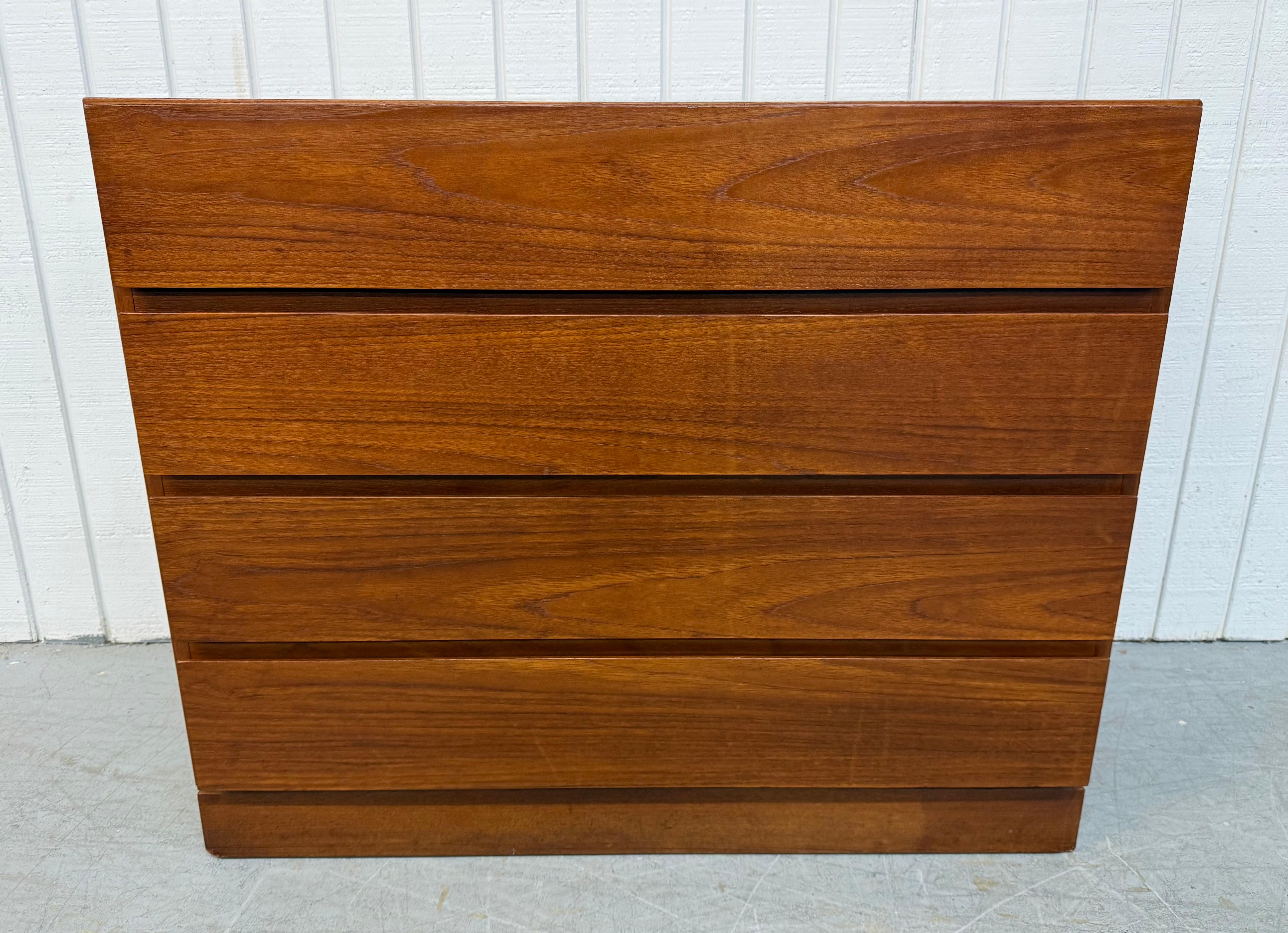 Questo annuncio si riferisce a una cassapanca in teak moderna danese di metà secolo. Il design è lineare, i cassetti sono quattro, la base è a zoccolo e la finitura è in teak. Si tratta di un'eccezionale combinazione di qualità e design danese!