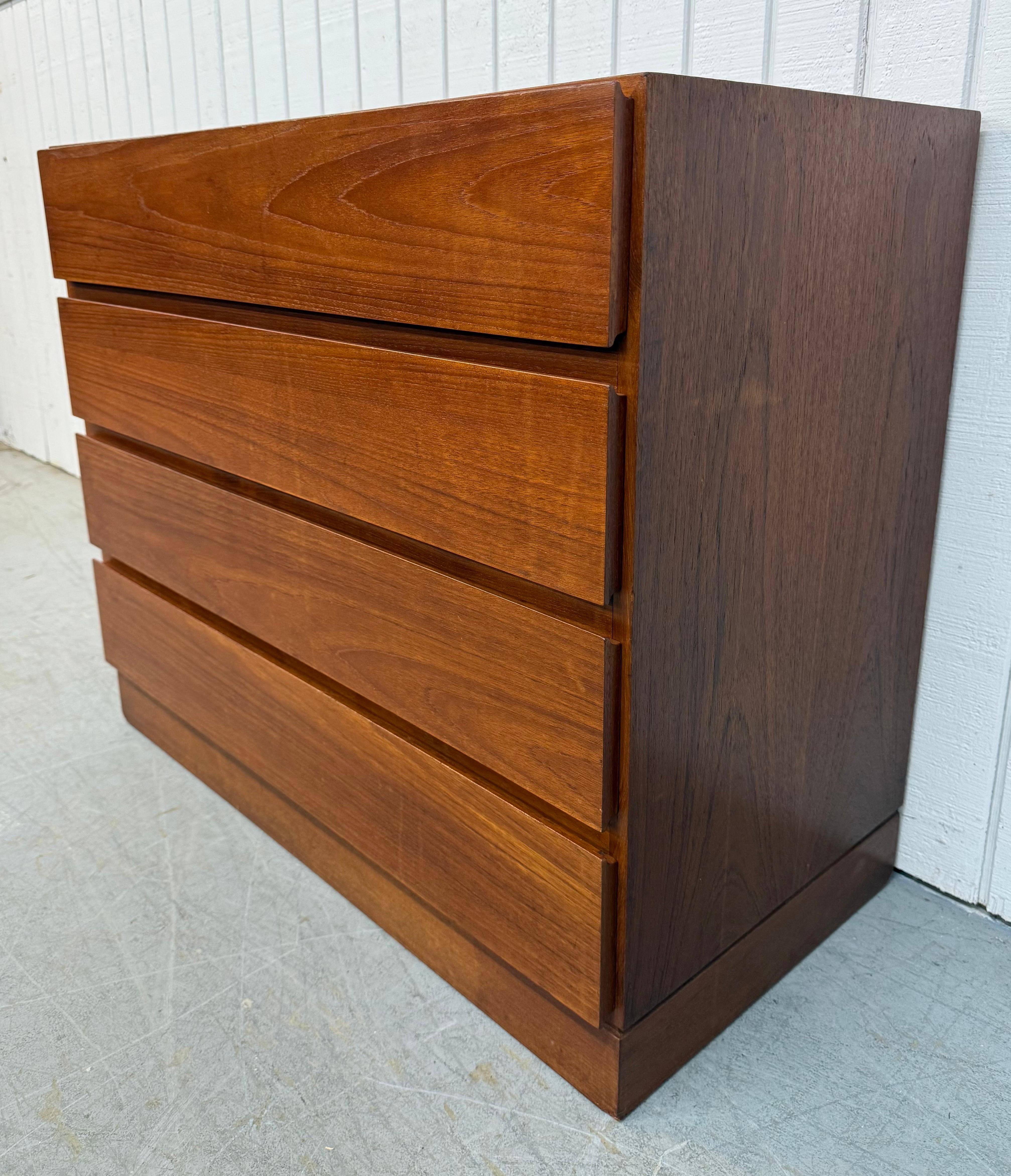 Mid-Century moderno Cassapanca danese moderna di metà secolo in teak in vendita