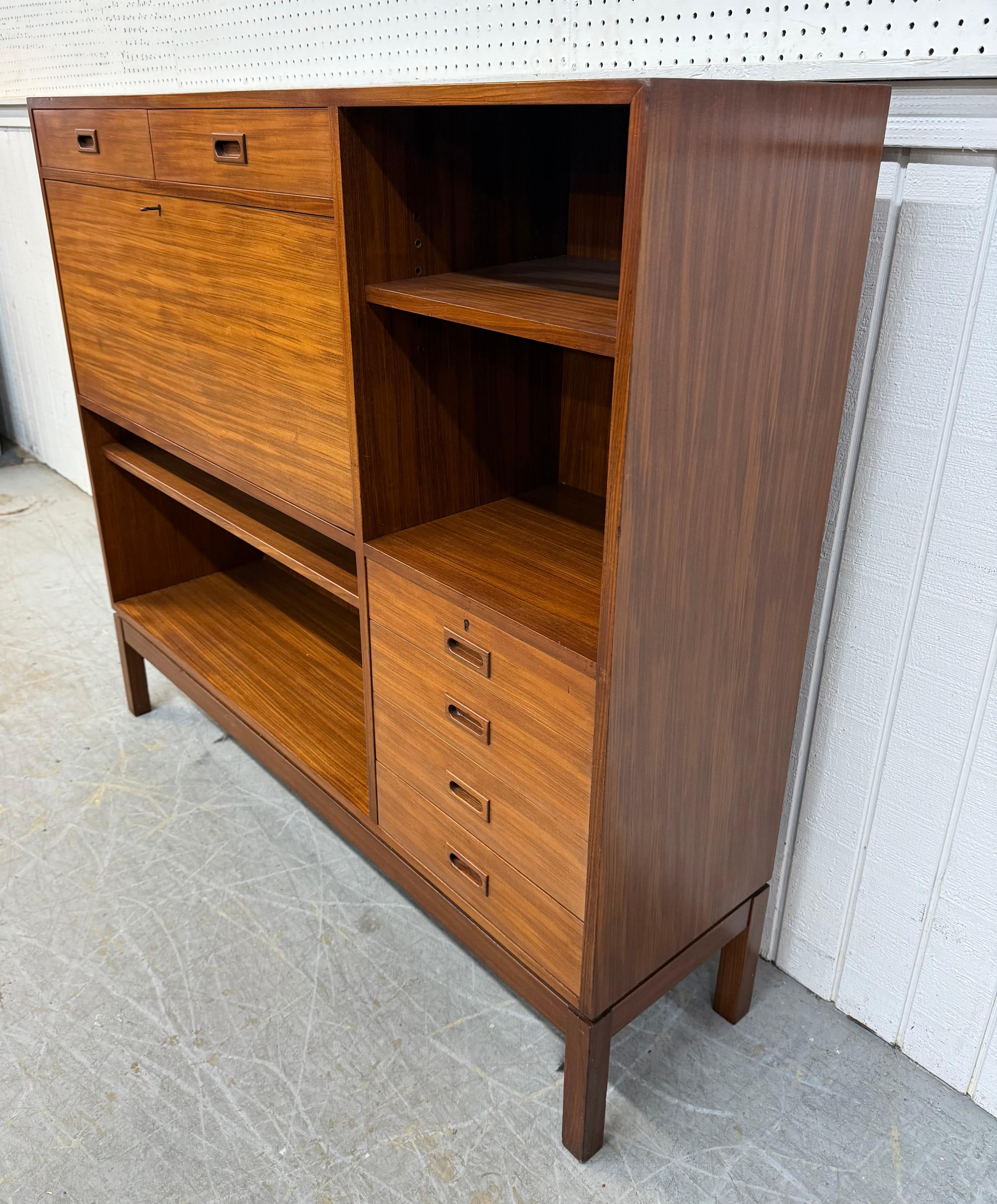 Mid-Century Danish Modern Teak Bar Cabinet In Good Condition For Sale In Clarksboro, NJ