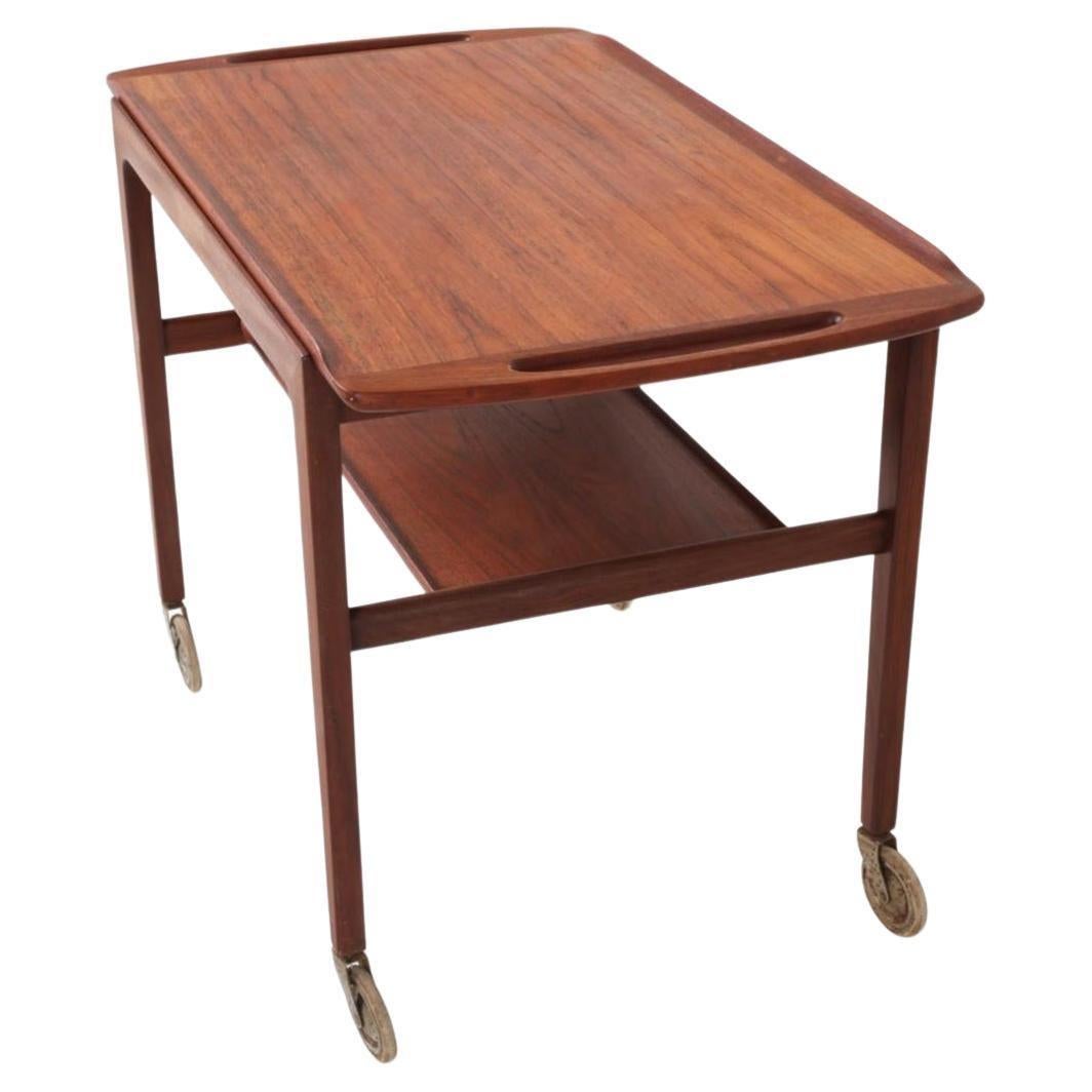 Serviteur de bar simple en teck moderne danois du milieu du siècle, avec plateau amovible et étagère inférieure sur roulettes. Construction en bois de teck massif. Condition vintage originale, propre tout autour. Situé à Brooklyn NYC. 

Mesure 25