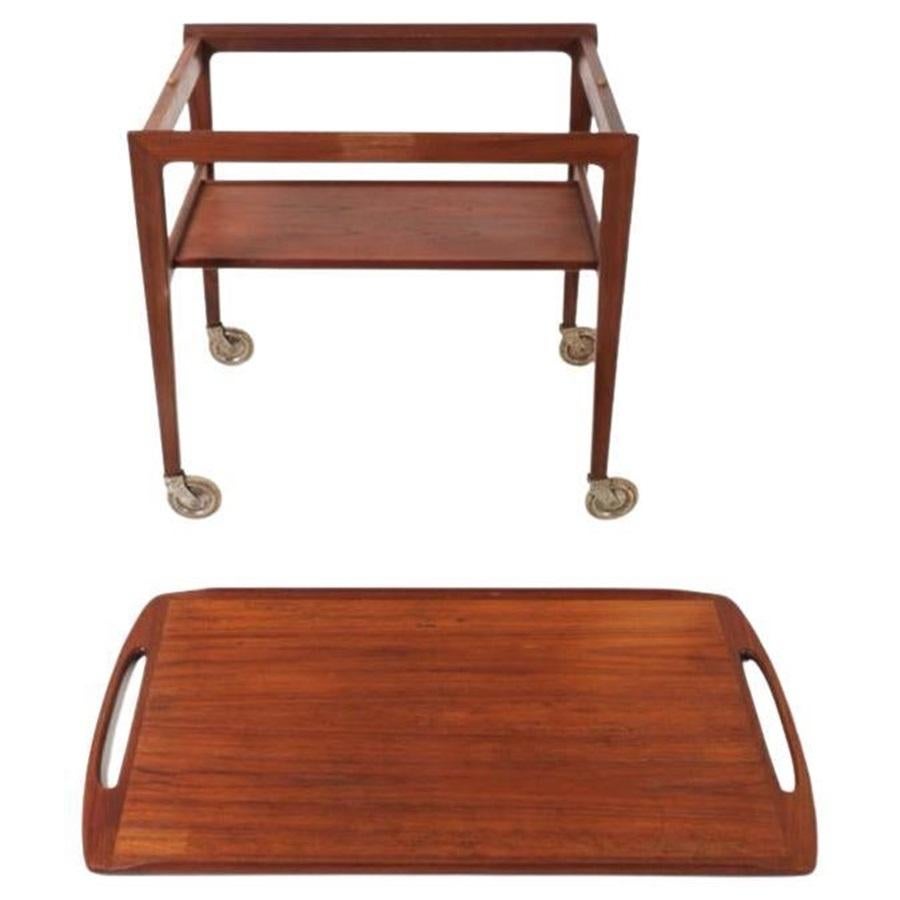 Mid-Century Modern Serveur de bar danois moderne du milieu du siècle dernier en teck avec plateau relevable en vente