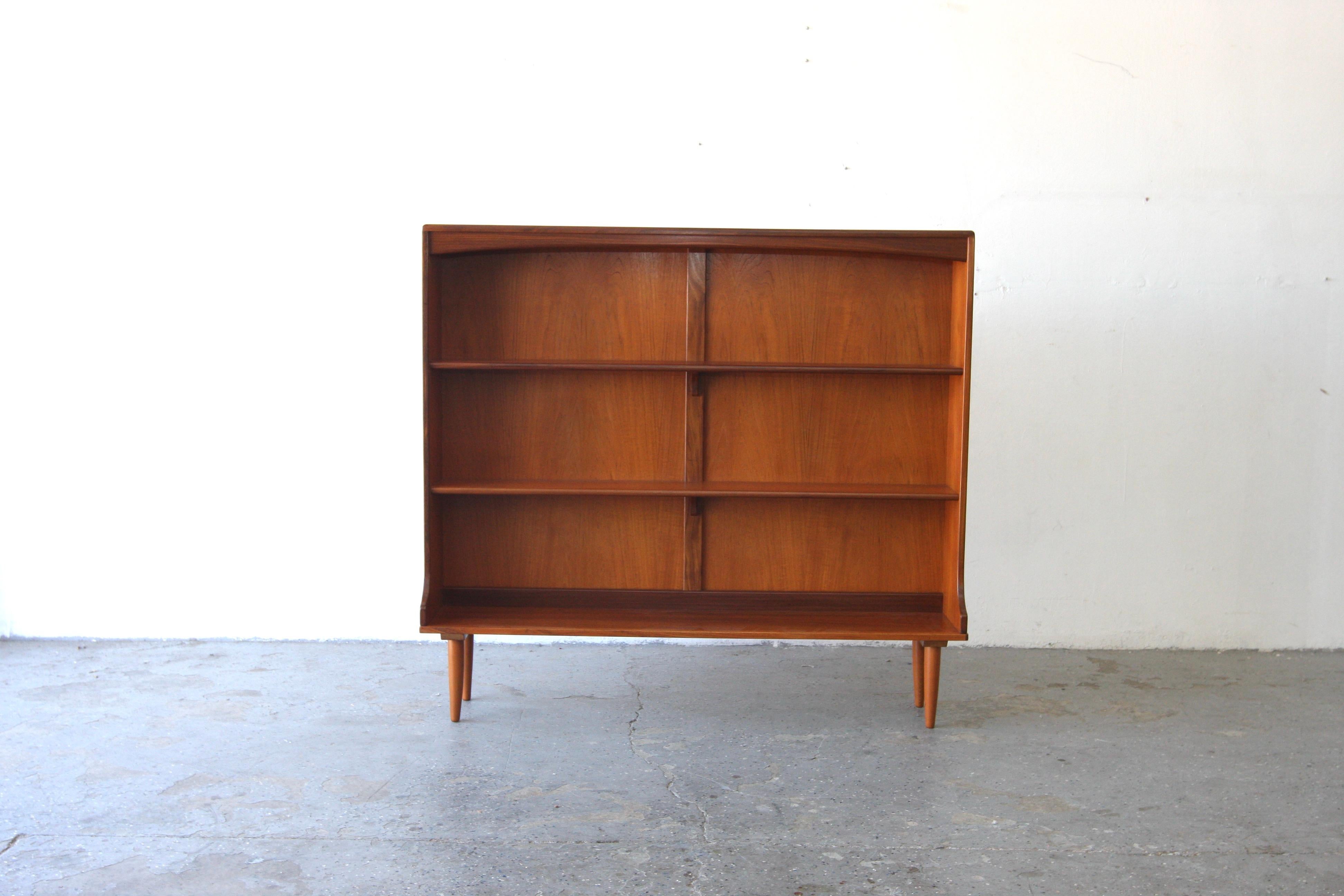 Mid Century Danish Modern Teak Bookcase Display Cabinet

Need a place to store books, glassware or something else cool that you like to collect? Here is your solution!

This vintage 1960s Danish Modern  Bookcase is a modified piece. This teak