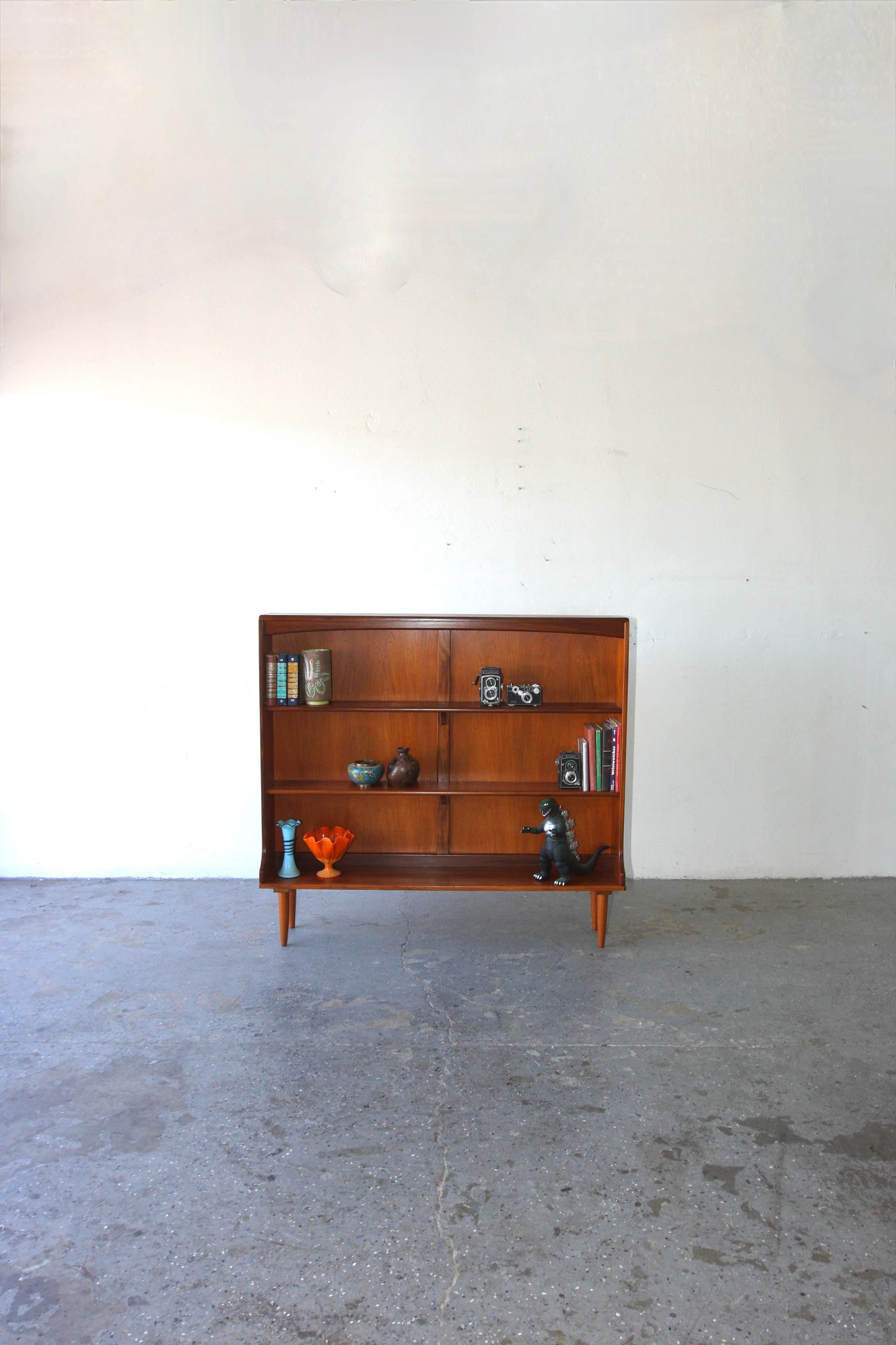 Mid Century Danish Modern Teak Bookcase Display  In Good Condition For Sale In Las Vegas, NV