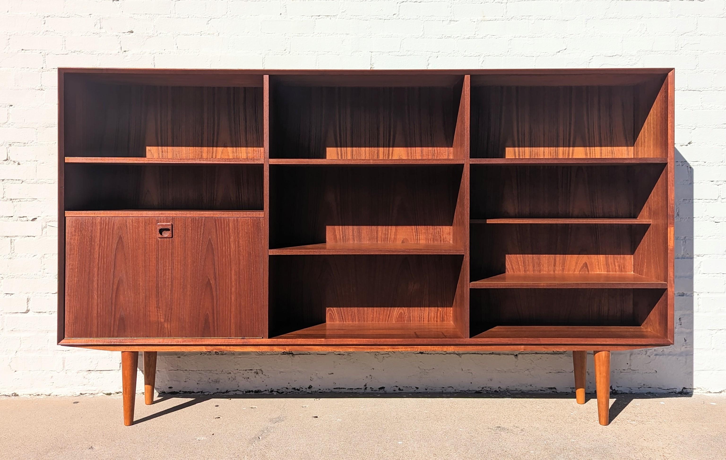 Metà XX secolo Libreria danese moderna in teak del metà secolo in vendita