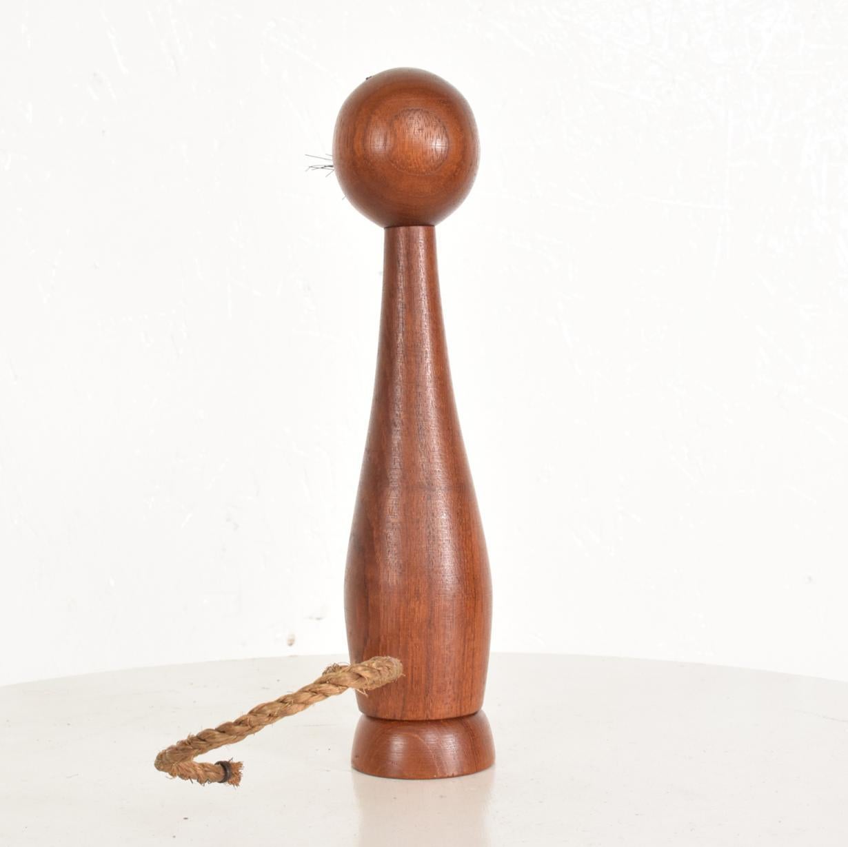 For your consideration, a midcentury Danish modern teak bottle opener cat.

Unmarked. 

Dimensions: 8 3/4