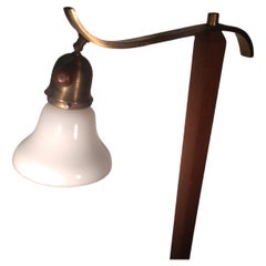 Lámpara de pie de lectura moderna danesa de mediados de siglo de teca y latón