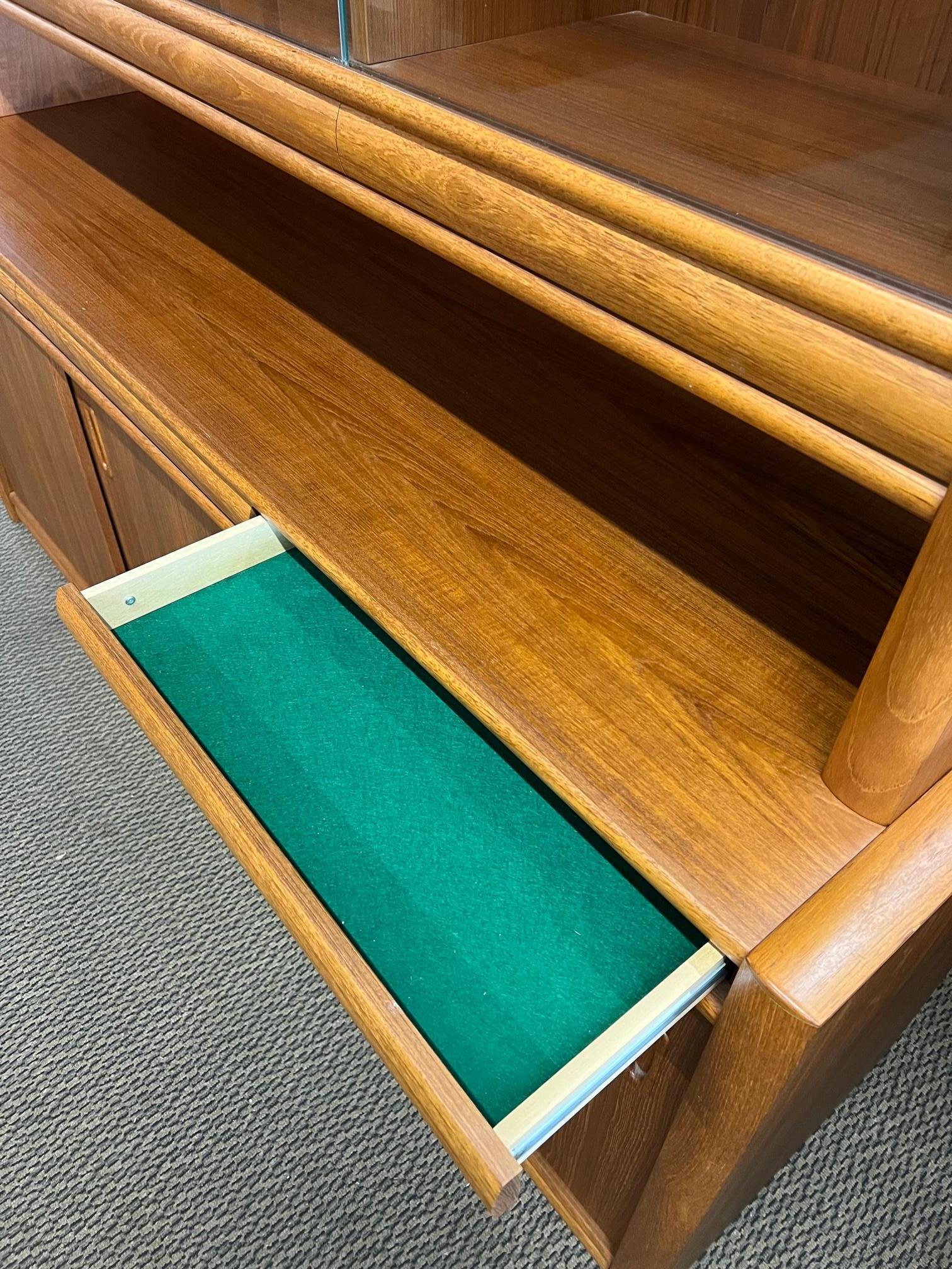 Mid Century Danish Modern Teak Buffet Display China Cabinet With Hutch And Light In Good Condition In Atlanta, GA