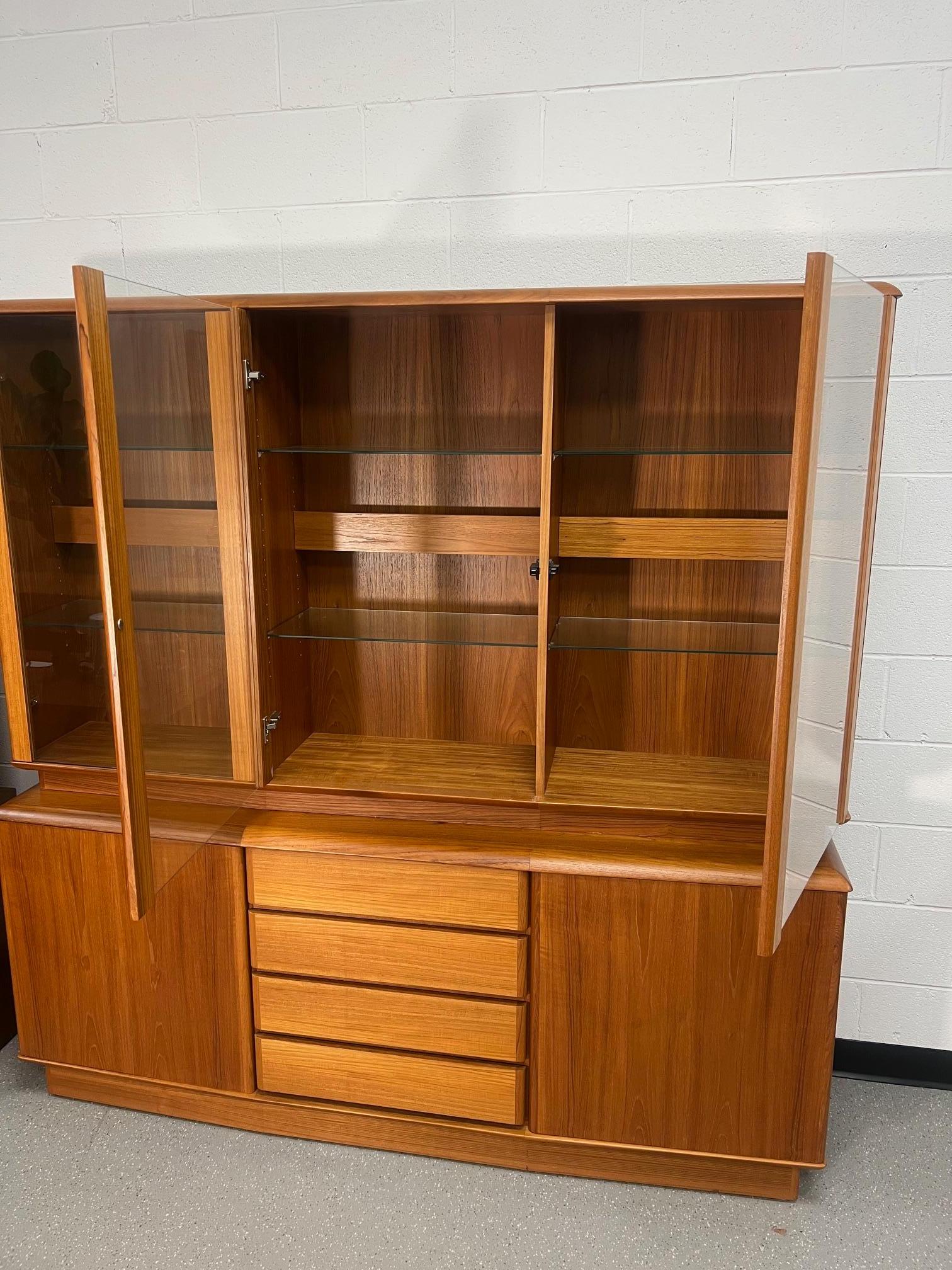 Mid Century Danish Modern Teak Buffet Hutch Display China Cabinet Bow Front In Good Condition For Sale In Atlanta, GA