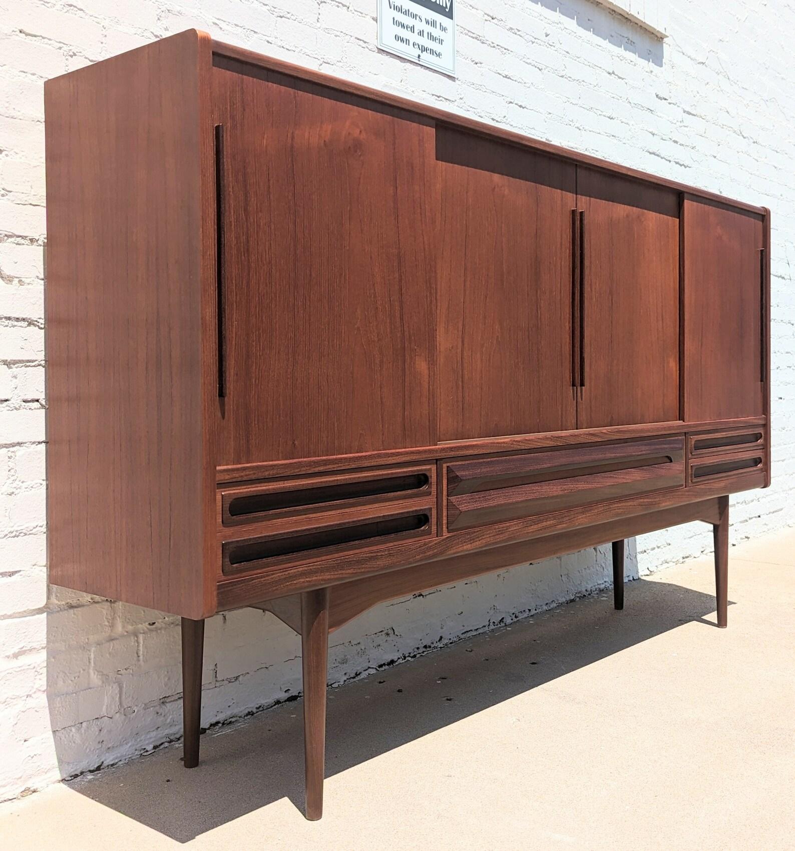 Mid Century Danish Modern Teak Cocktail Cabinet

Above average vintage condition and structurally sound. Has some expected slight finish wear and scratching. Has a couple small edge dings. Very beautiful well made piece. Outdoor listing pictures
