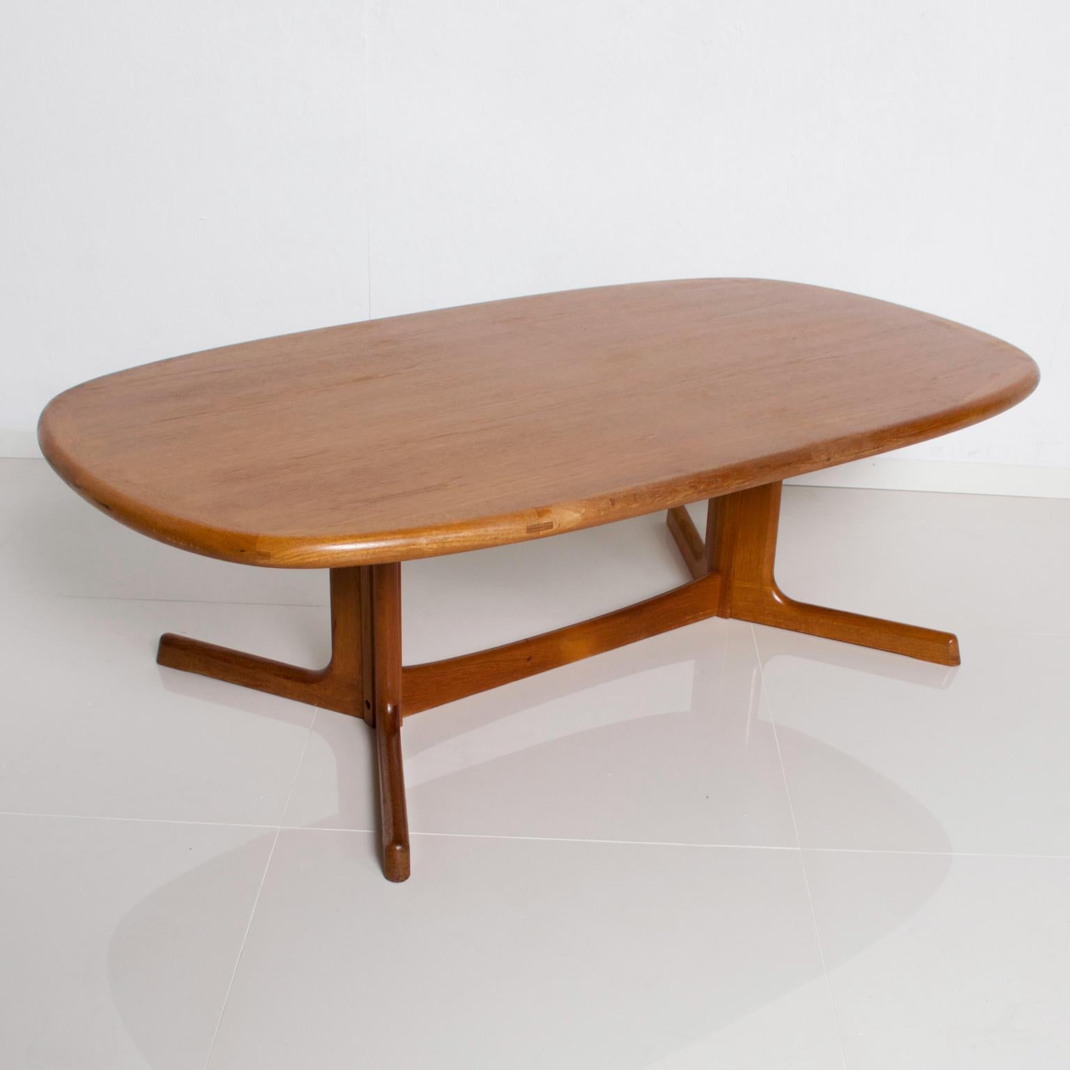 Midcentury Danish Modern Teak Coffee Table by Dyrlund In Good Condition In Chula Vista, CA