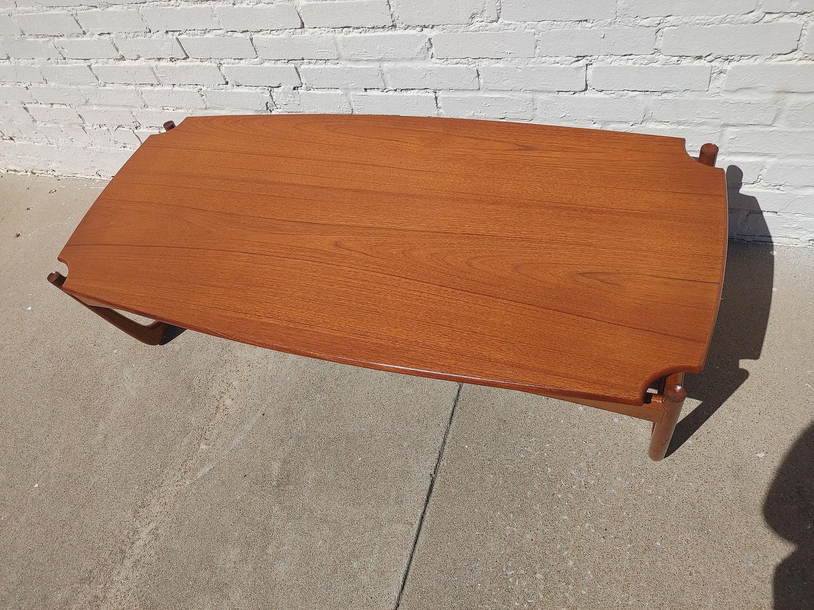 Tavolino in teak danese moderno del metà secolo

Condizioni vintage superiori alla media e strutturalmente solide. Presenta alcuni lievi segni di usura e graffi dovuti alla finitura. Le immagini dell'inserzione all'aperto potrebbero apparire
